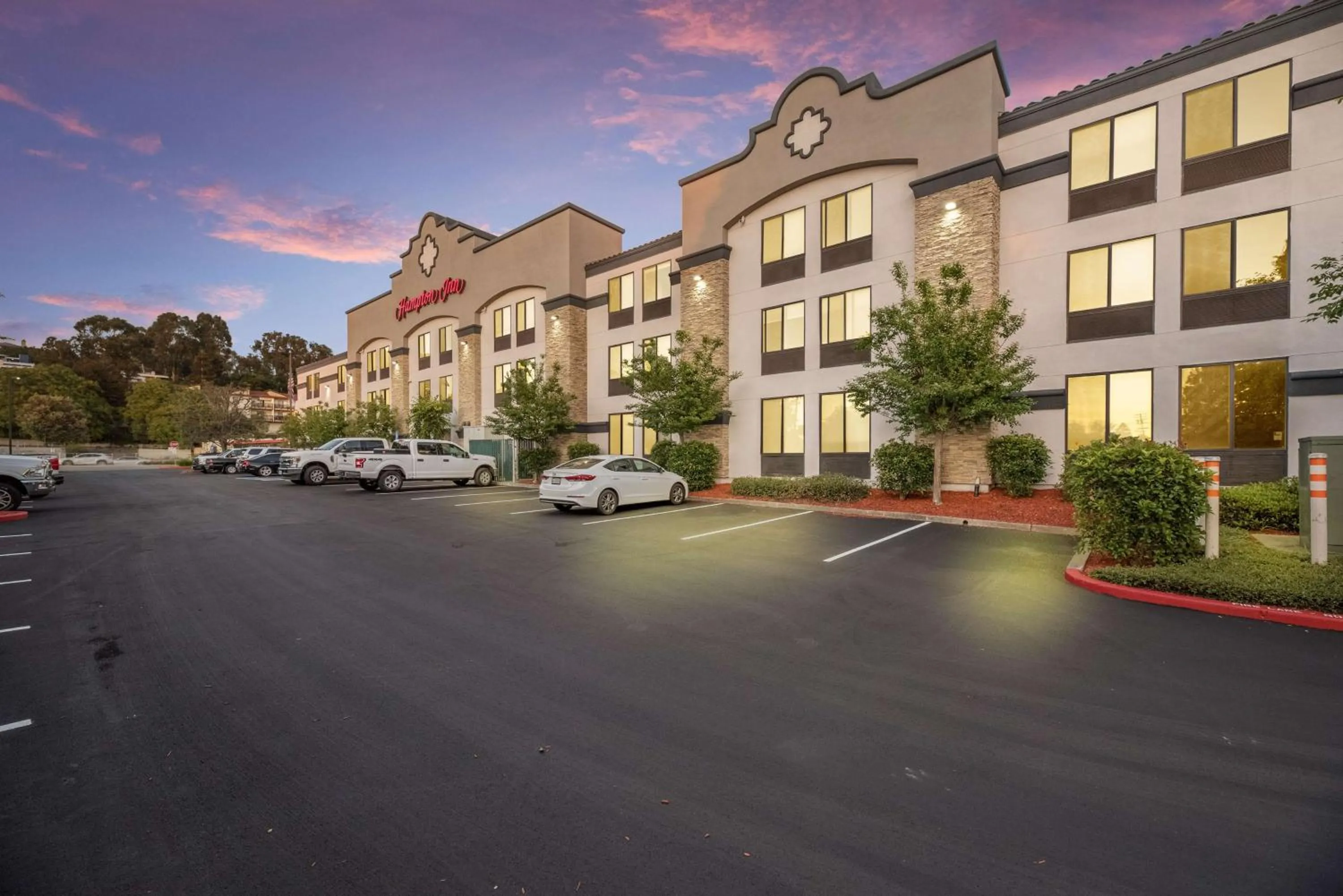 Property building in Hampton Inn Oakland-Hayward