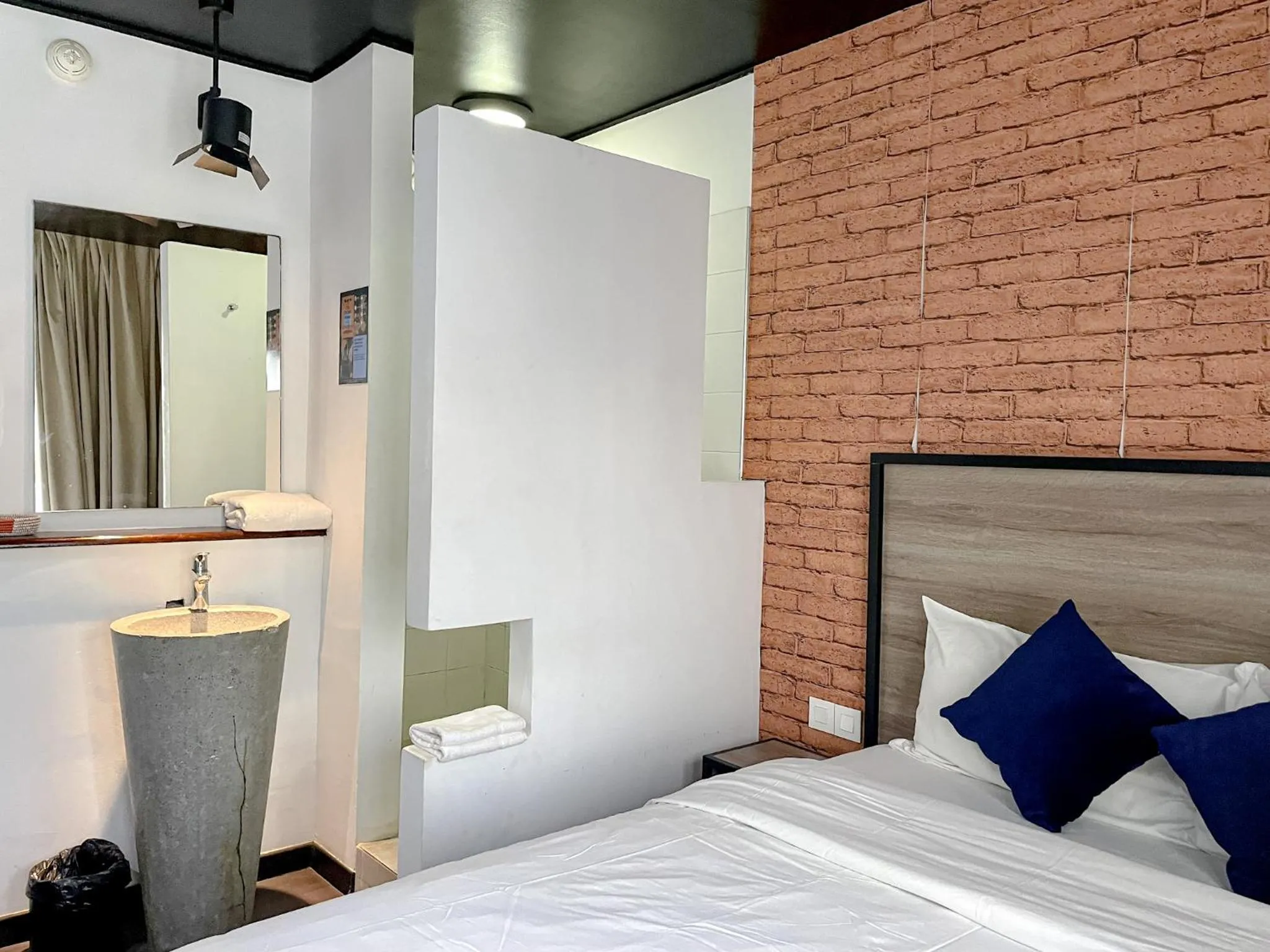 Bathroom, Bed in ONOMO Hotel Dakar