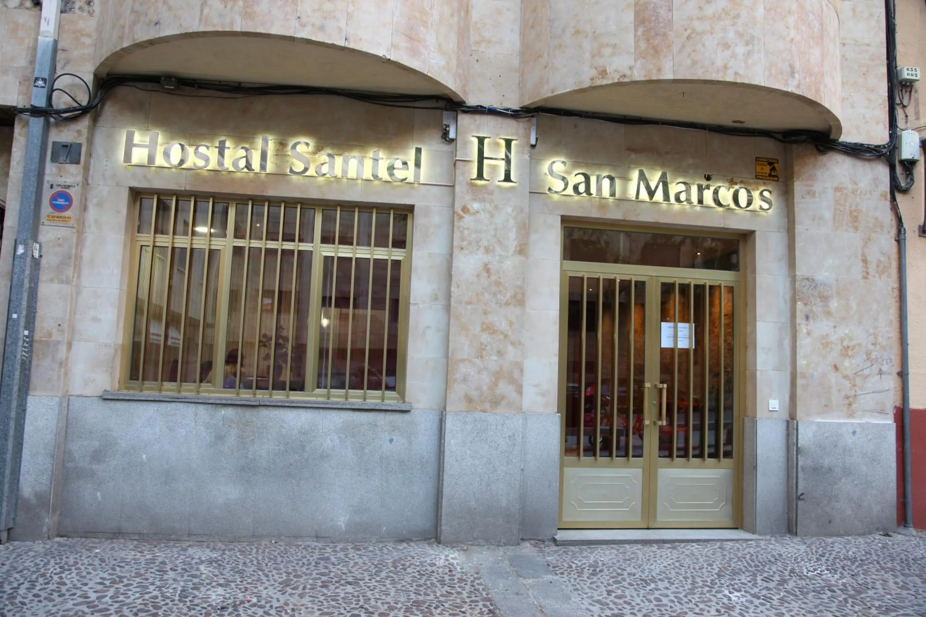 Facade/entrance in Hostal Santel San Marcos