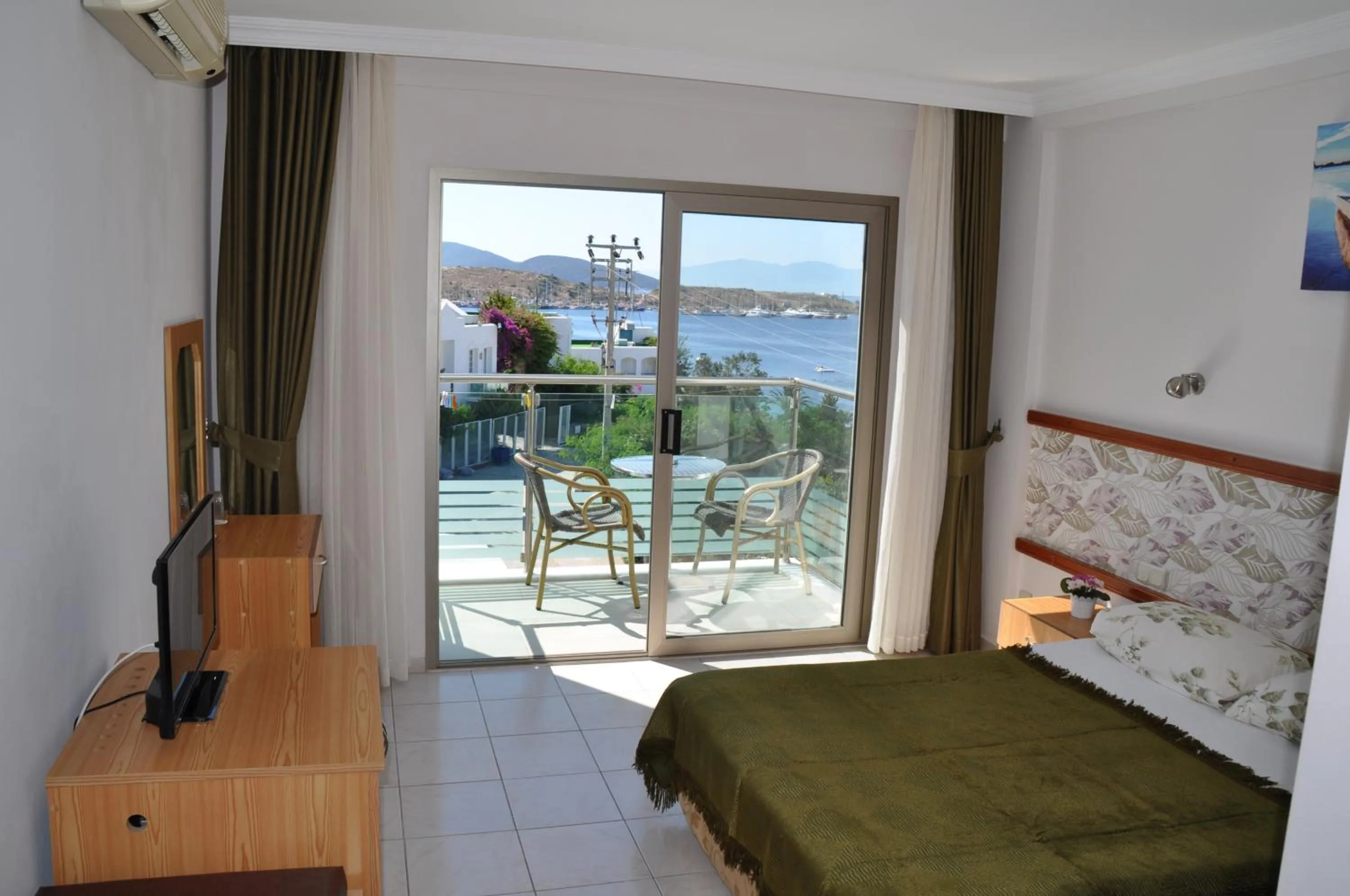 Shower, Bed in Gun-Ay Hotel