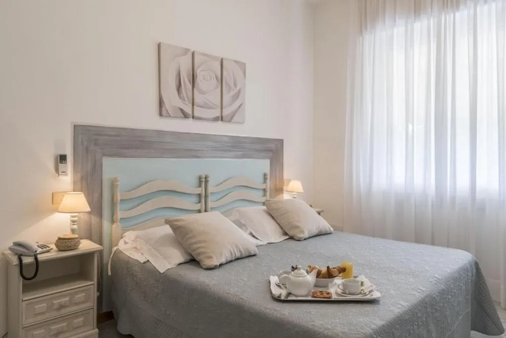 Garden view, Bed in Hotel Bellonda