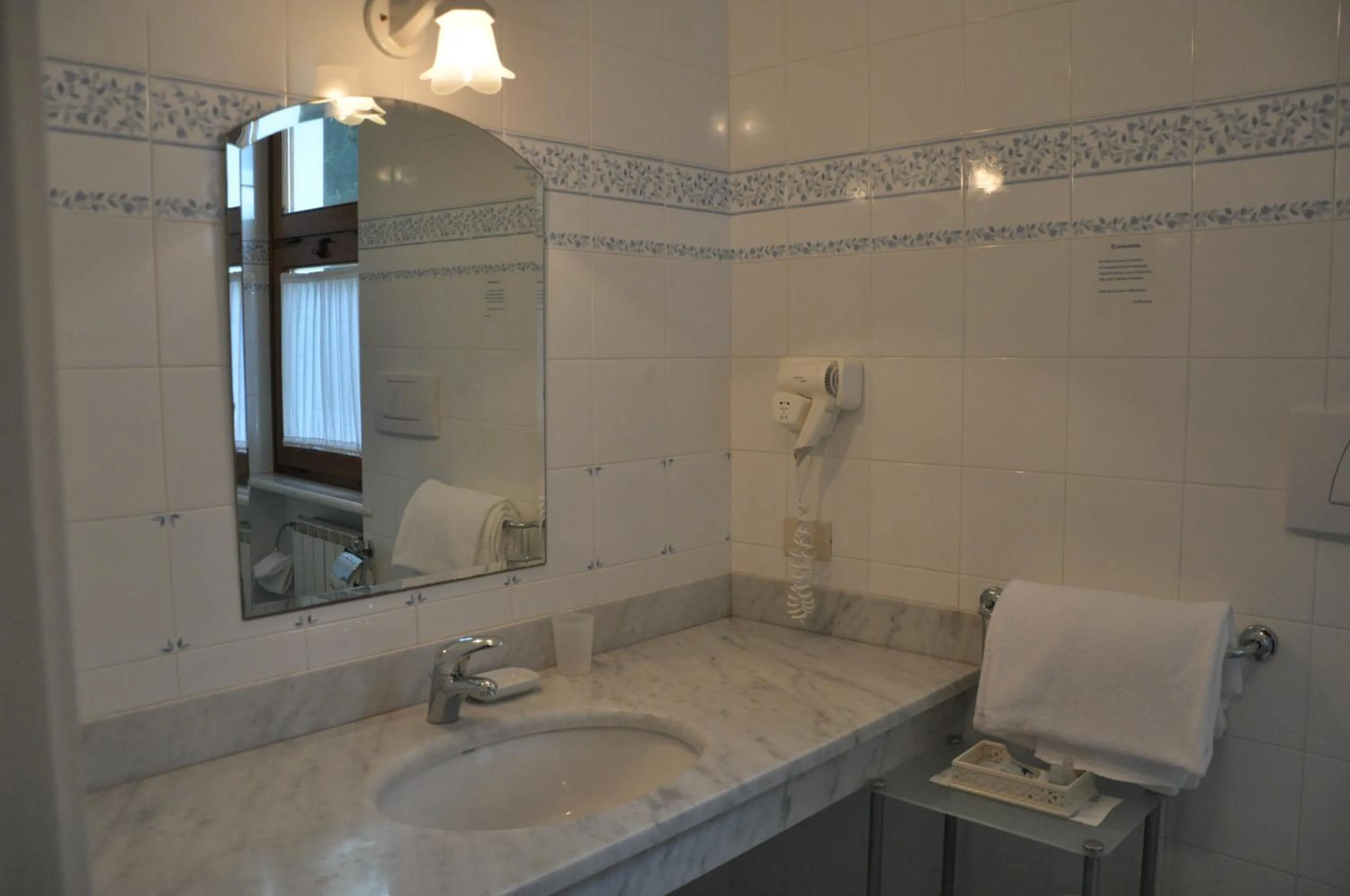 Bathroom in Hotel Bellonda