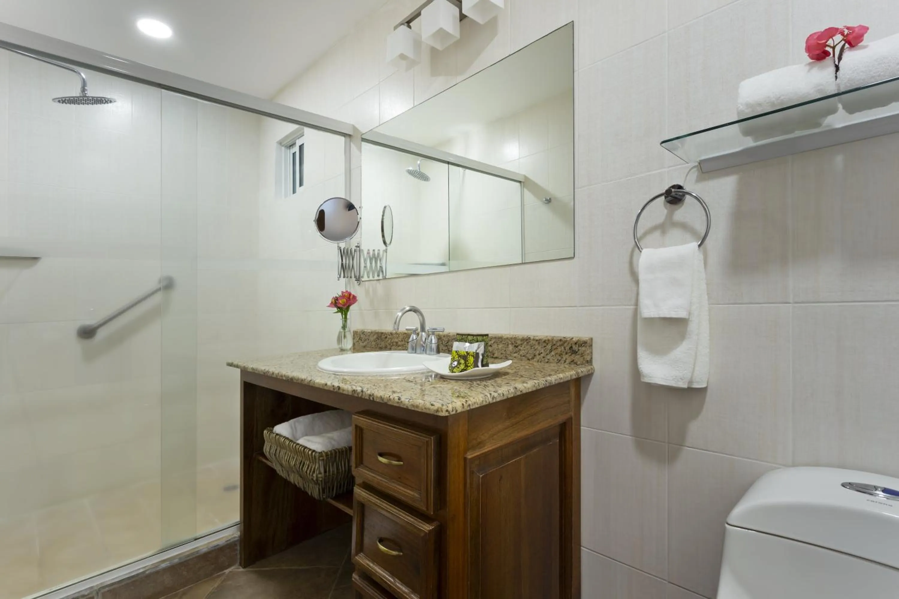 Shower in Hotel Panamonte