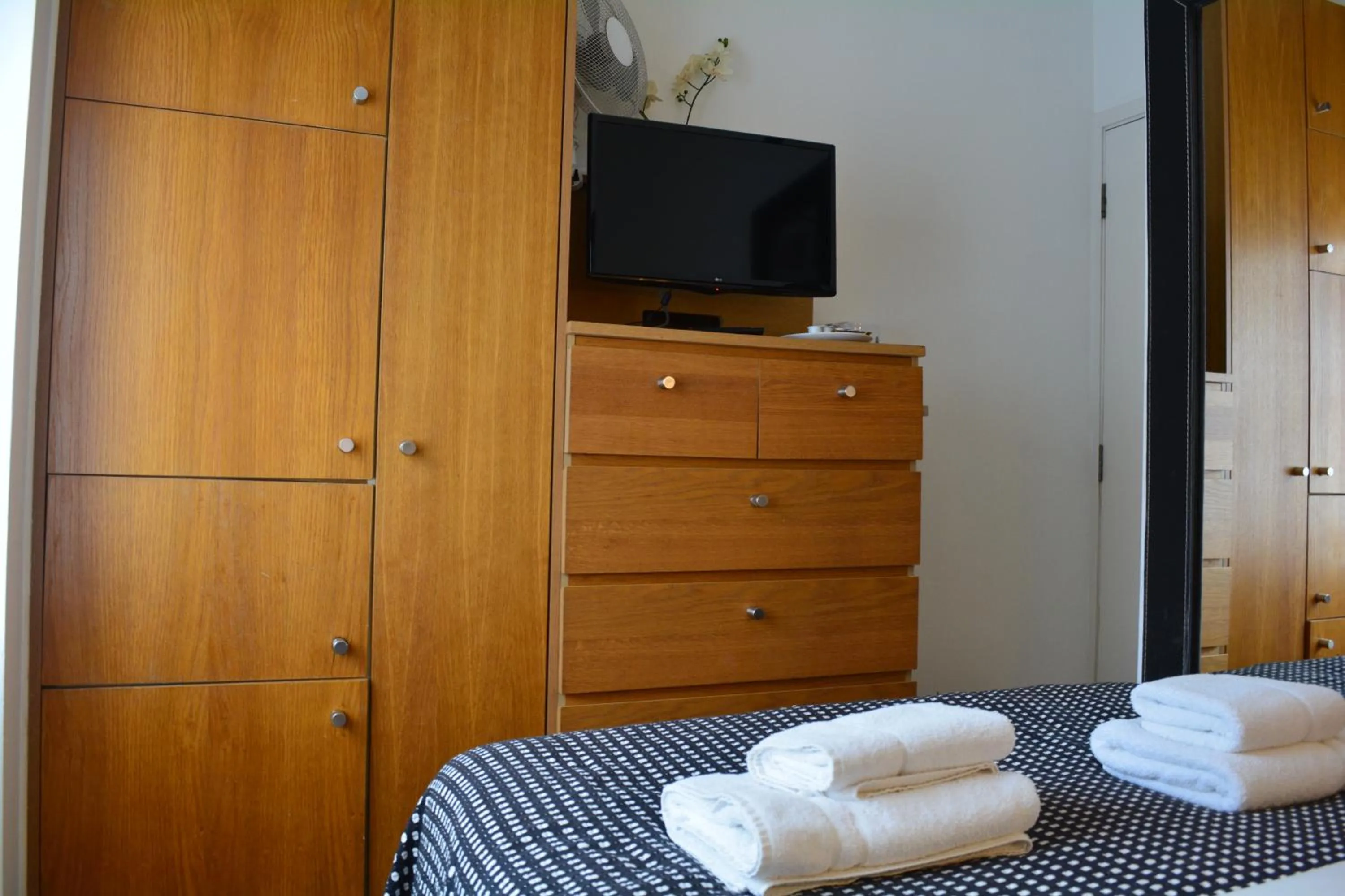 Bedroom, Bed in Studios2Let - North Gower