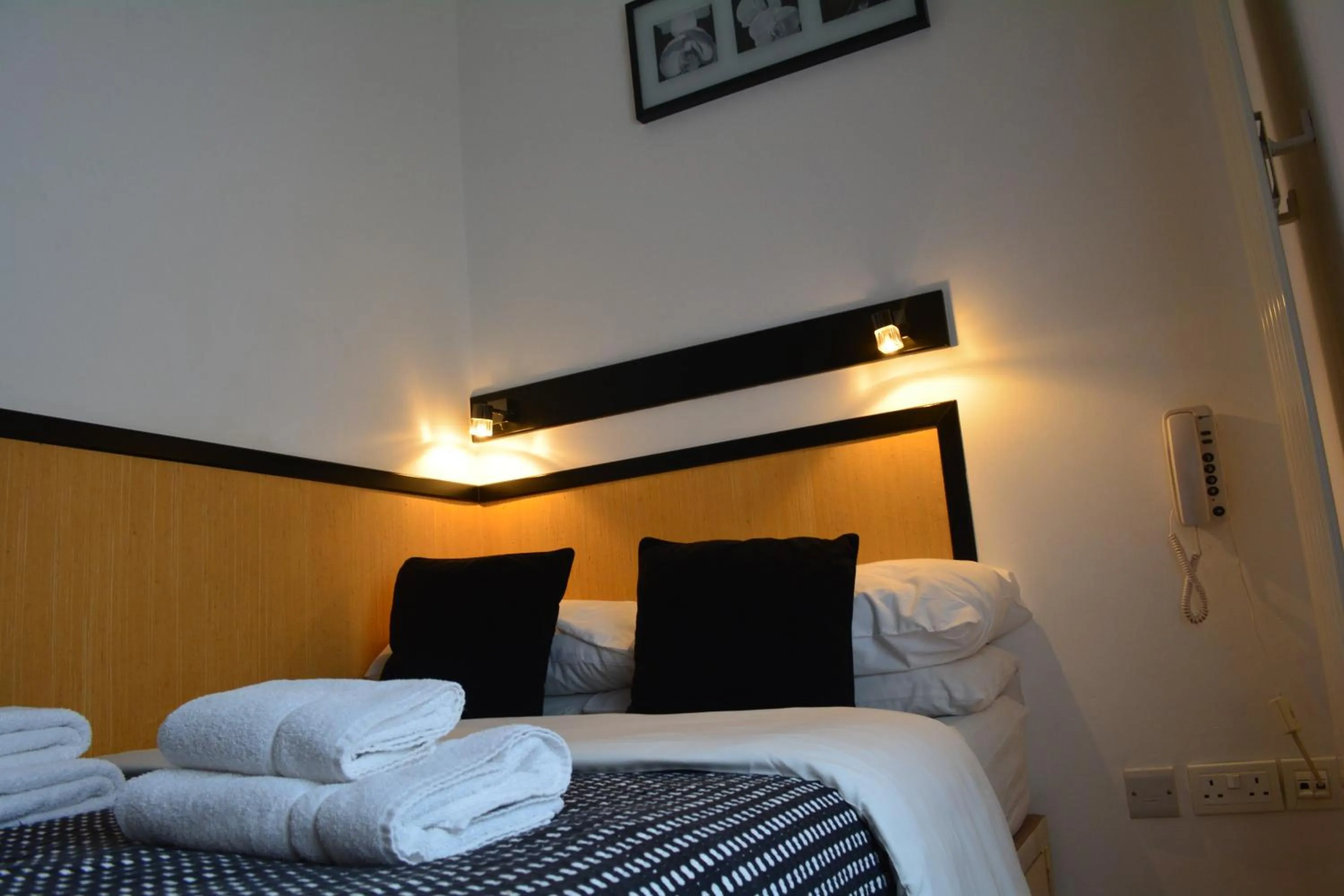 Bedroom, Bed in Studios2Let - North Gower