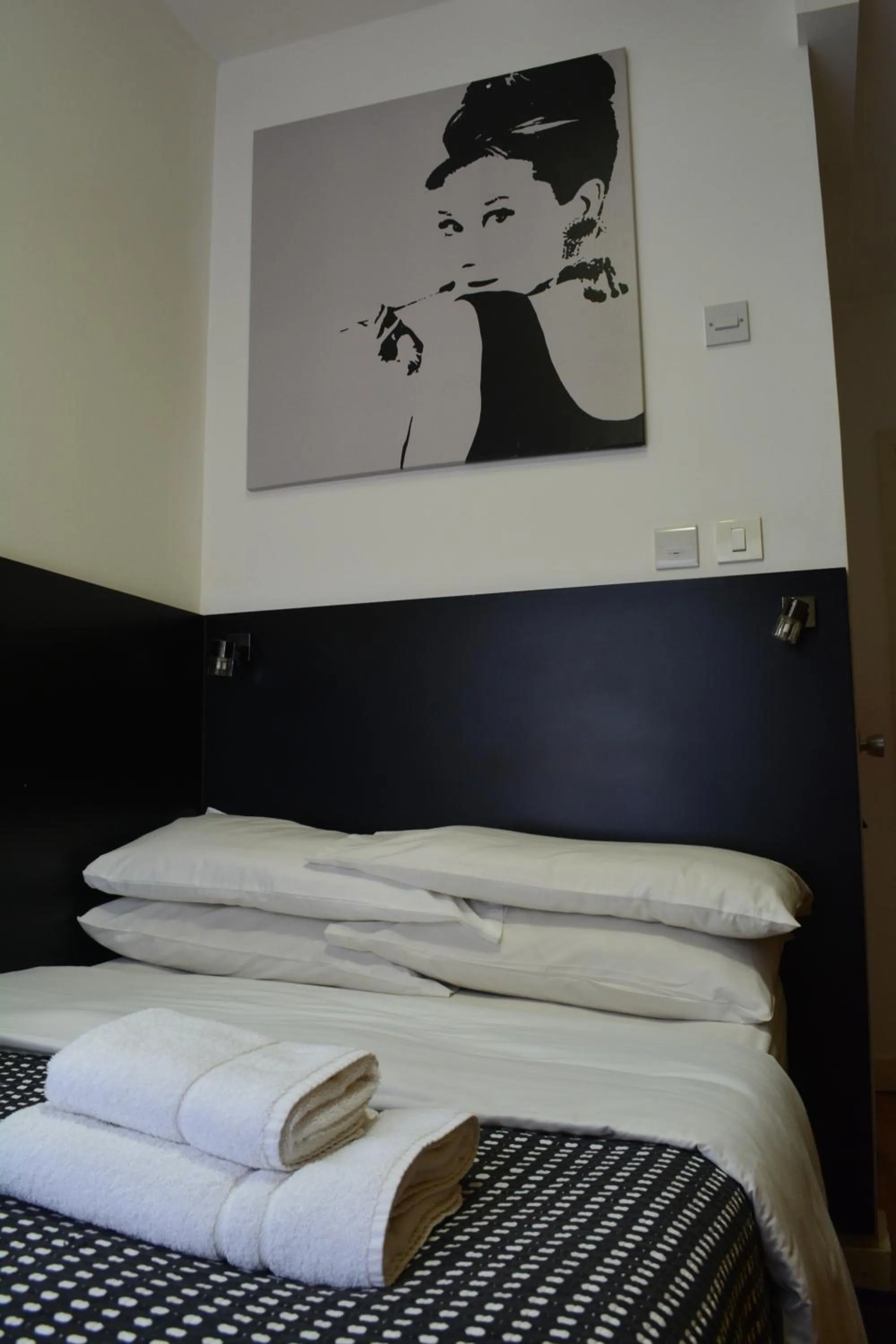 Bedroom, Bed in Studios2Let - North Gower