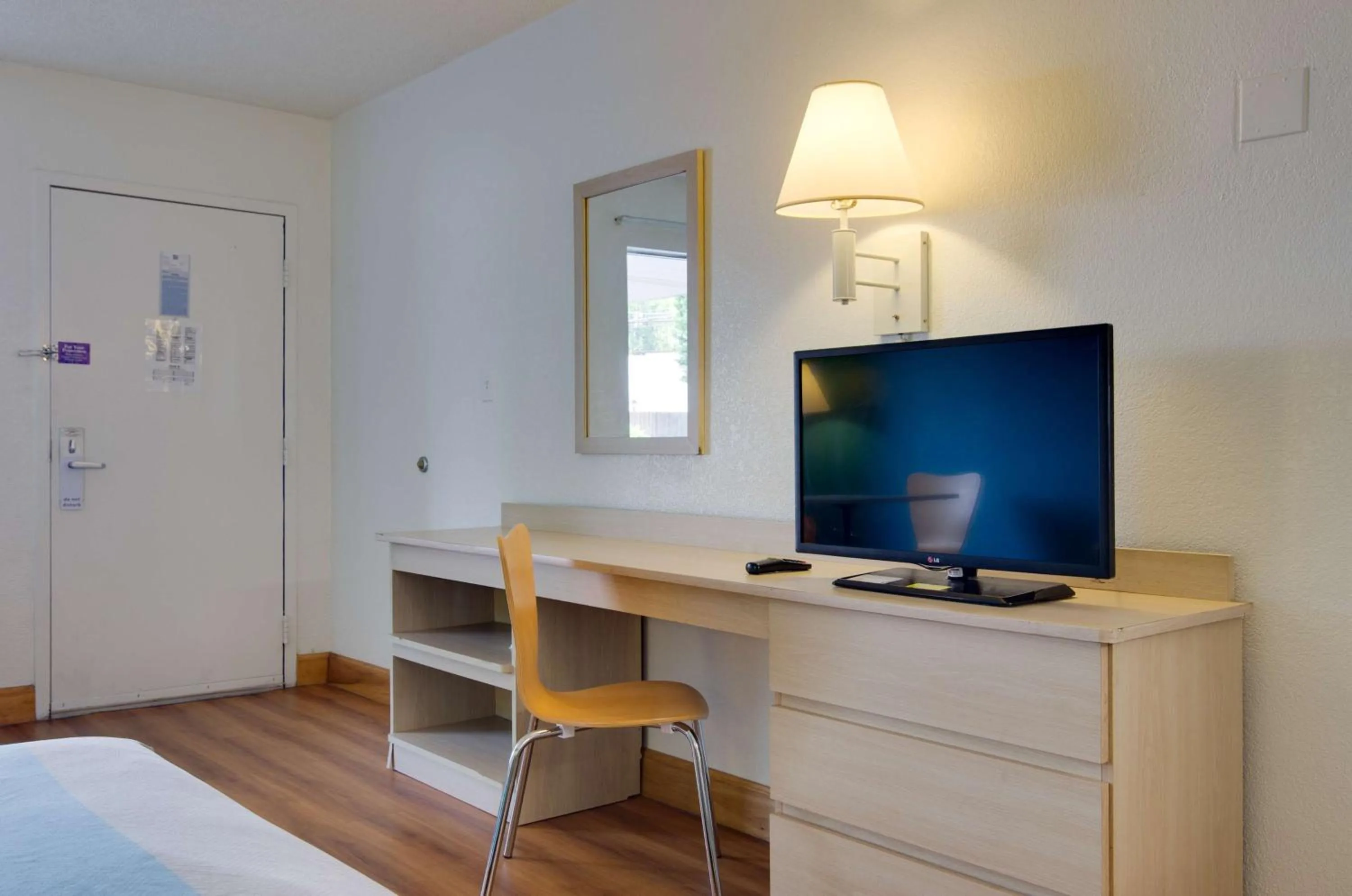 Photo of the whole room, Bed in Motel 6-Atlanta, GA