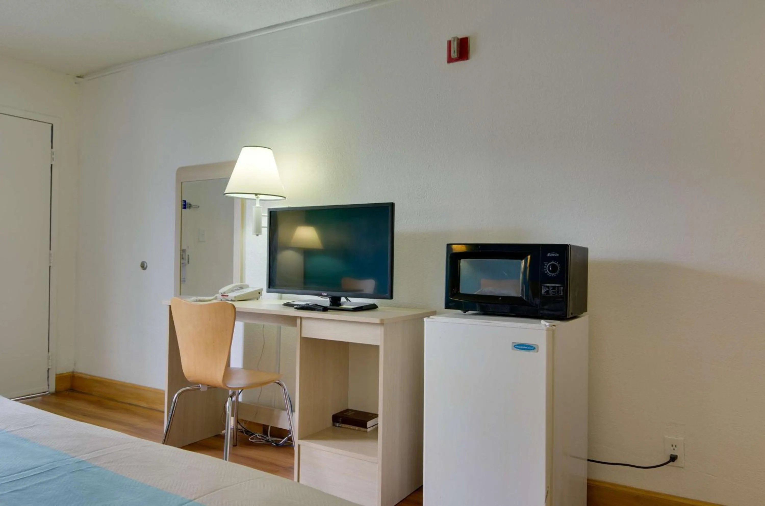 Photo of the whole room, Bed in Motel 6-Atlanta, GA