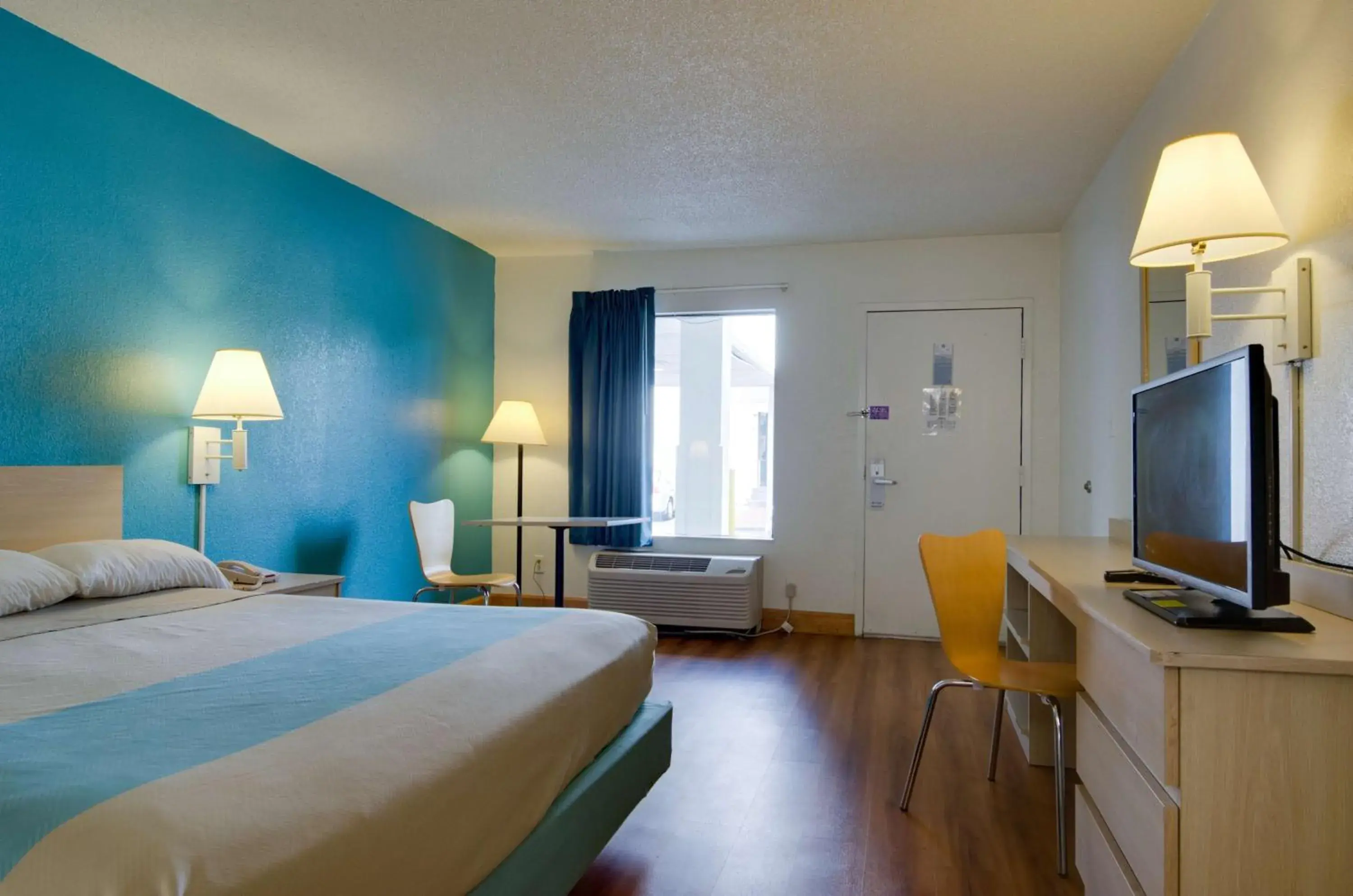 King Room with Roll-in Shower - single occupancy - Disability Access - smoking in Motel 6-Atlanta, GA King Room with Roll-in Shower - single occupancy - Disability Access - smoking in Motel 6-Atlanta, GA