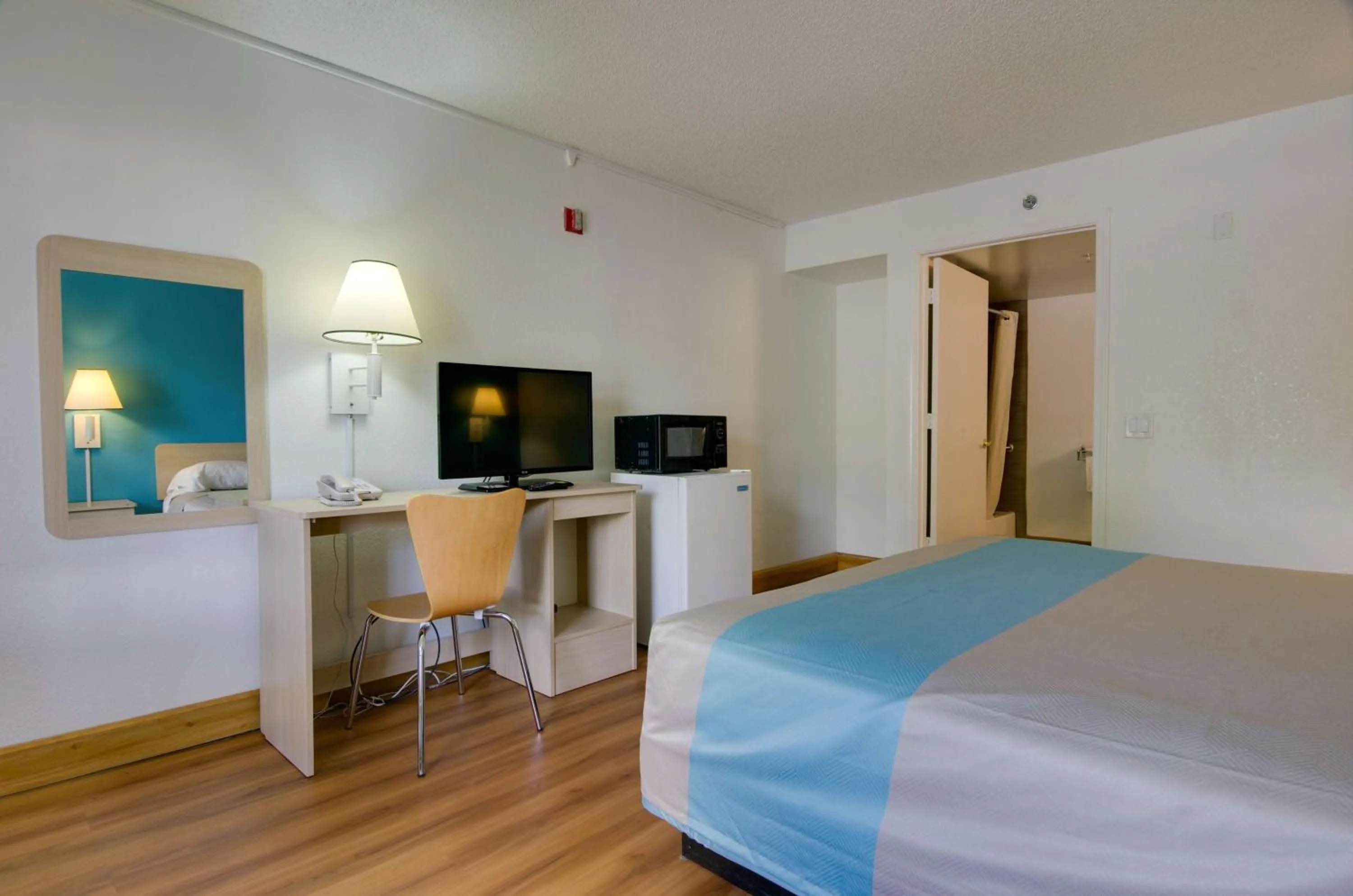 Photo of the whole room, Bed in Motel 6-Atlanta, GA