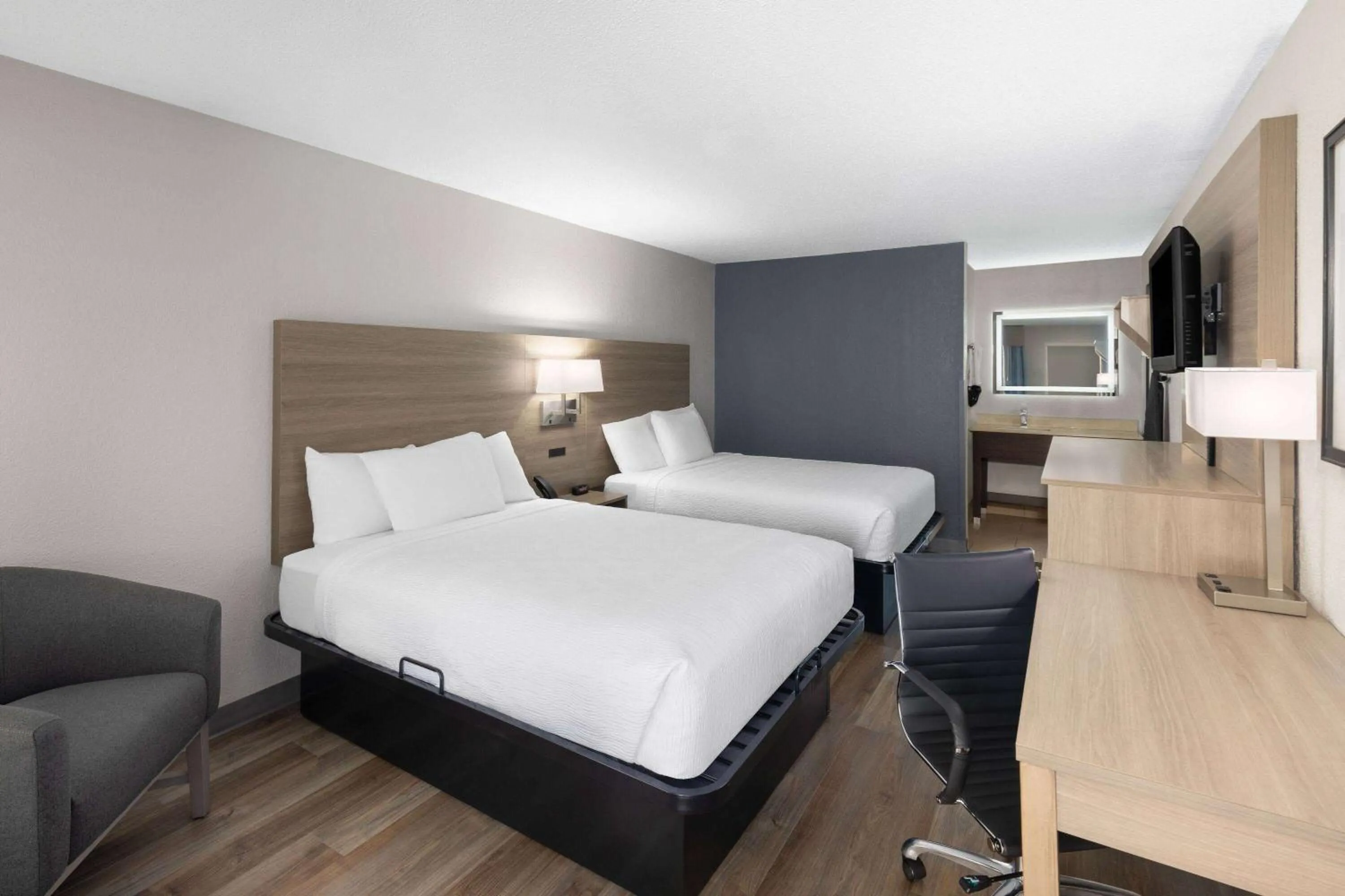 Photo of the whole room, Bed in Baymont by Wyndham Nashville Airport
