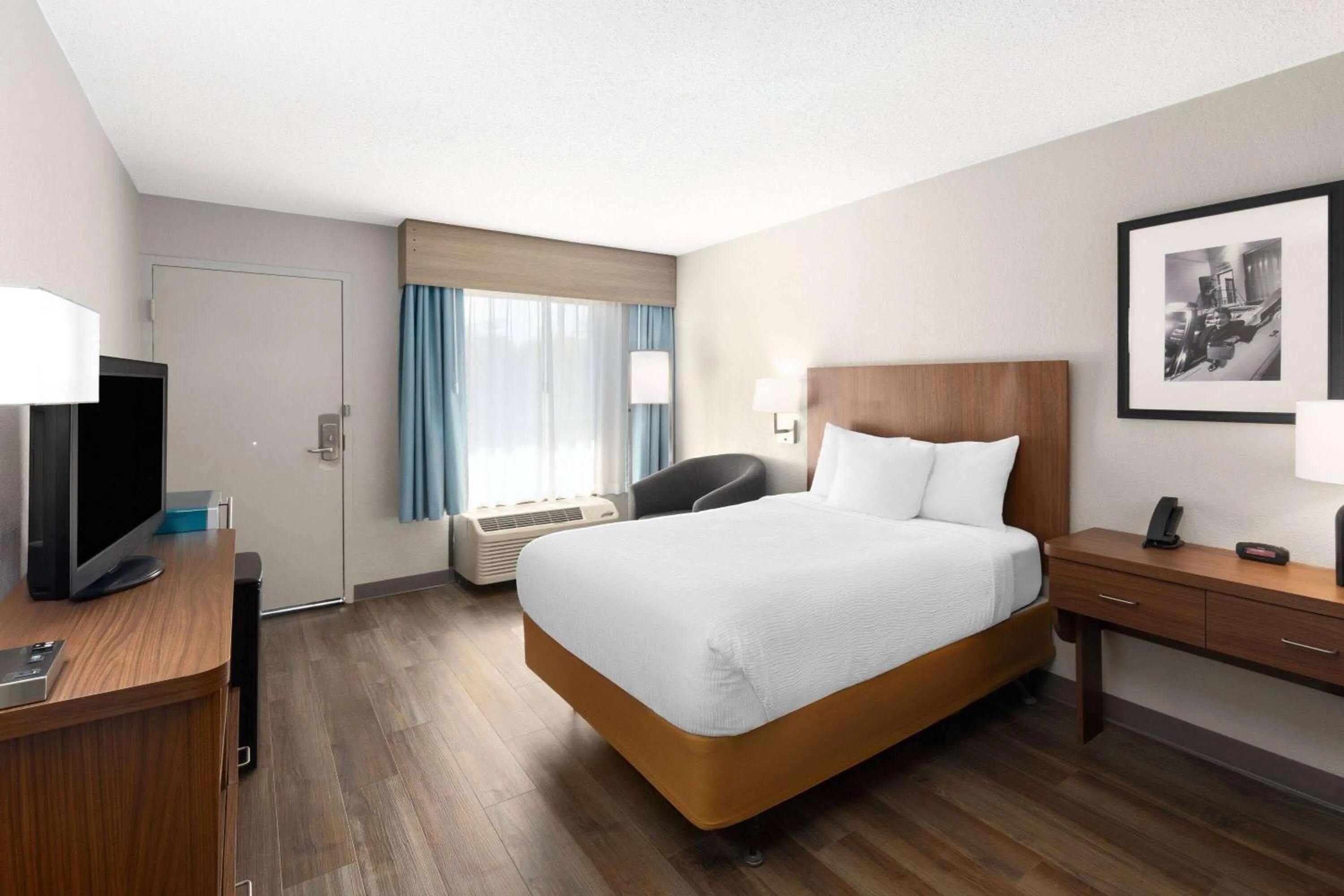 Photo of the whole room, Bed in Baymont by Wyndham Nashville Airport