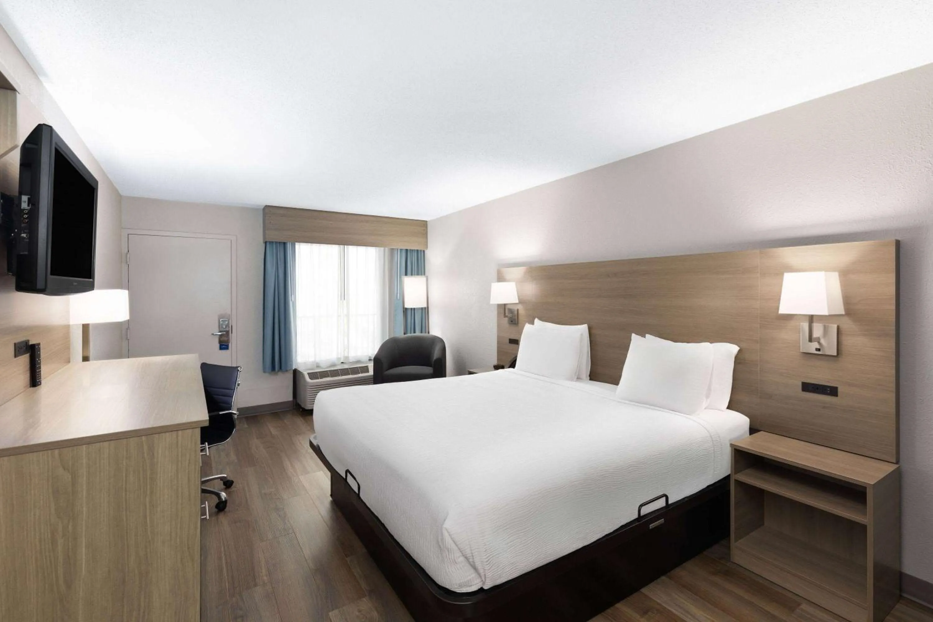 Photo of the whole room, Bed in Baymont by Wyndham Nashville Airport