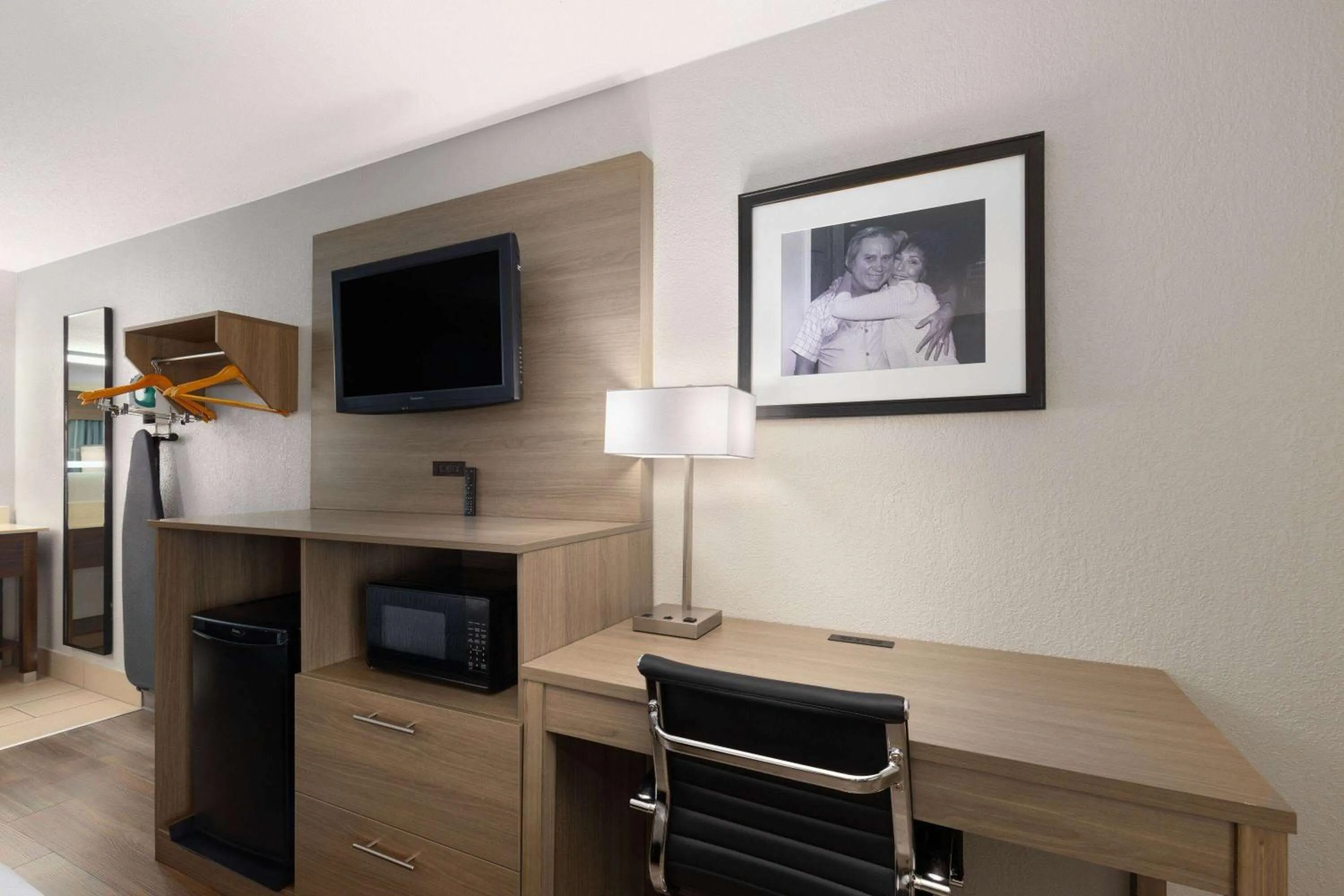 Photo of the whole room in Baymont by Wyndham Nashville Airport