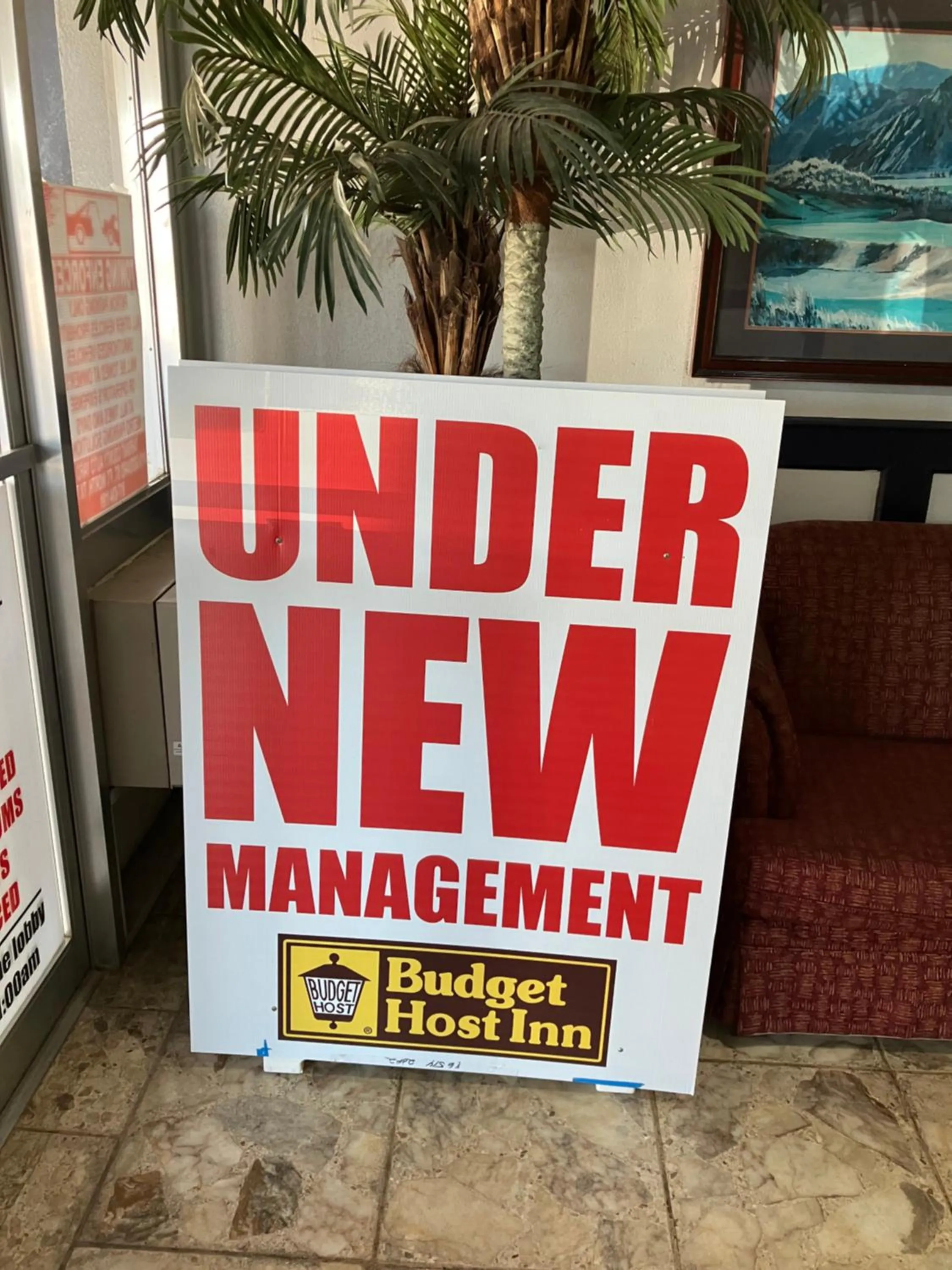 Logo/Certificate/Sign in Budget Host Inn