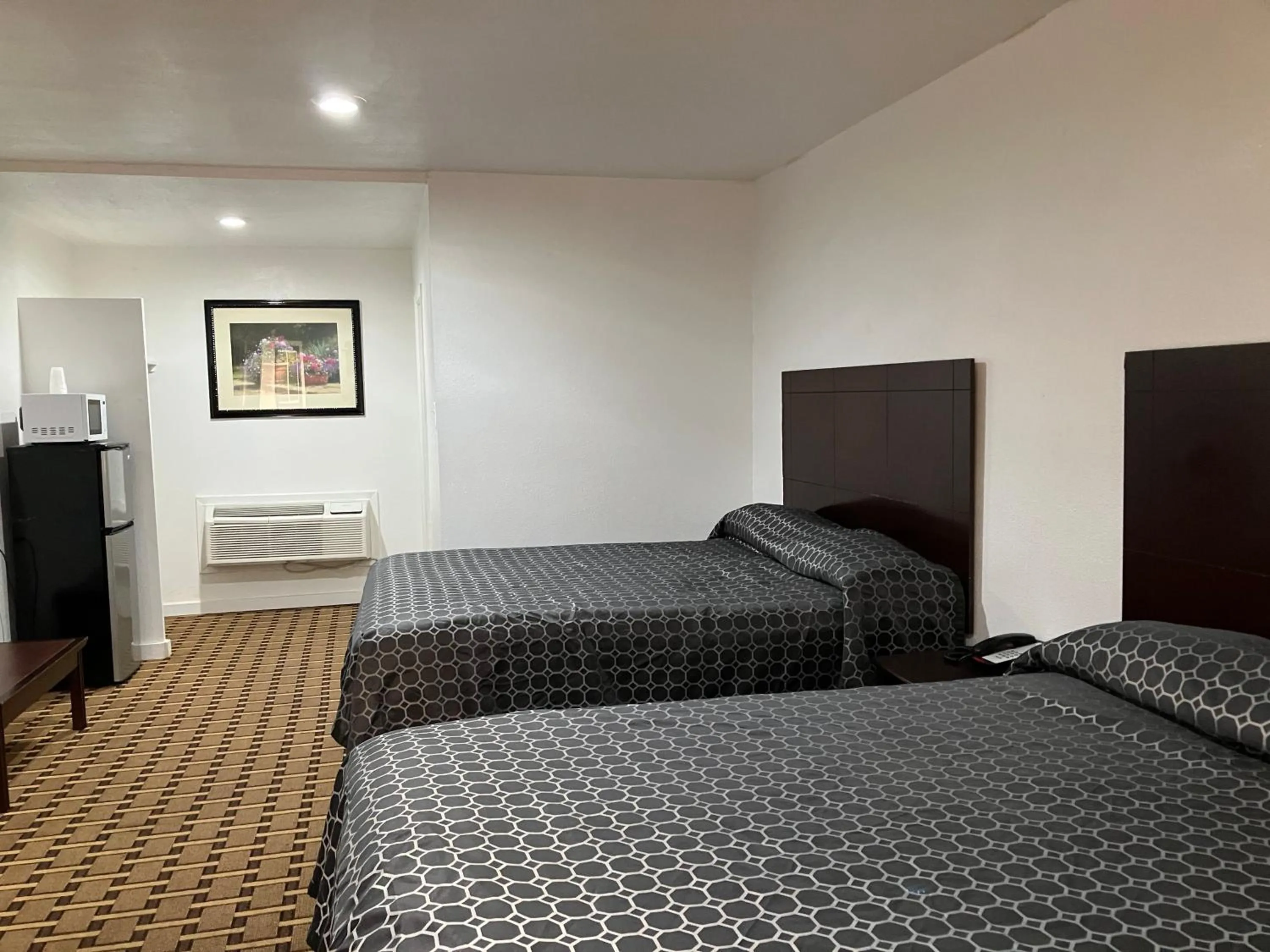 View (from property/room), Bed in Budget Host Inn