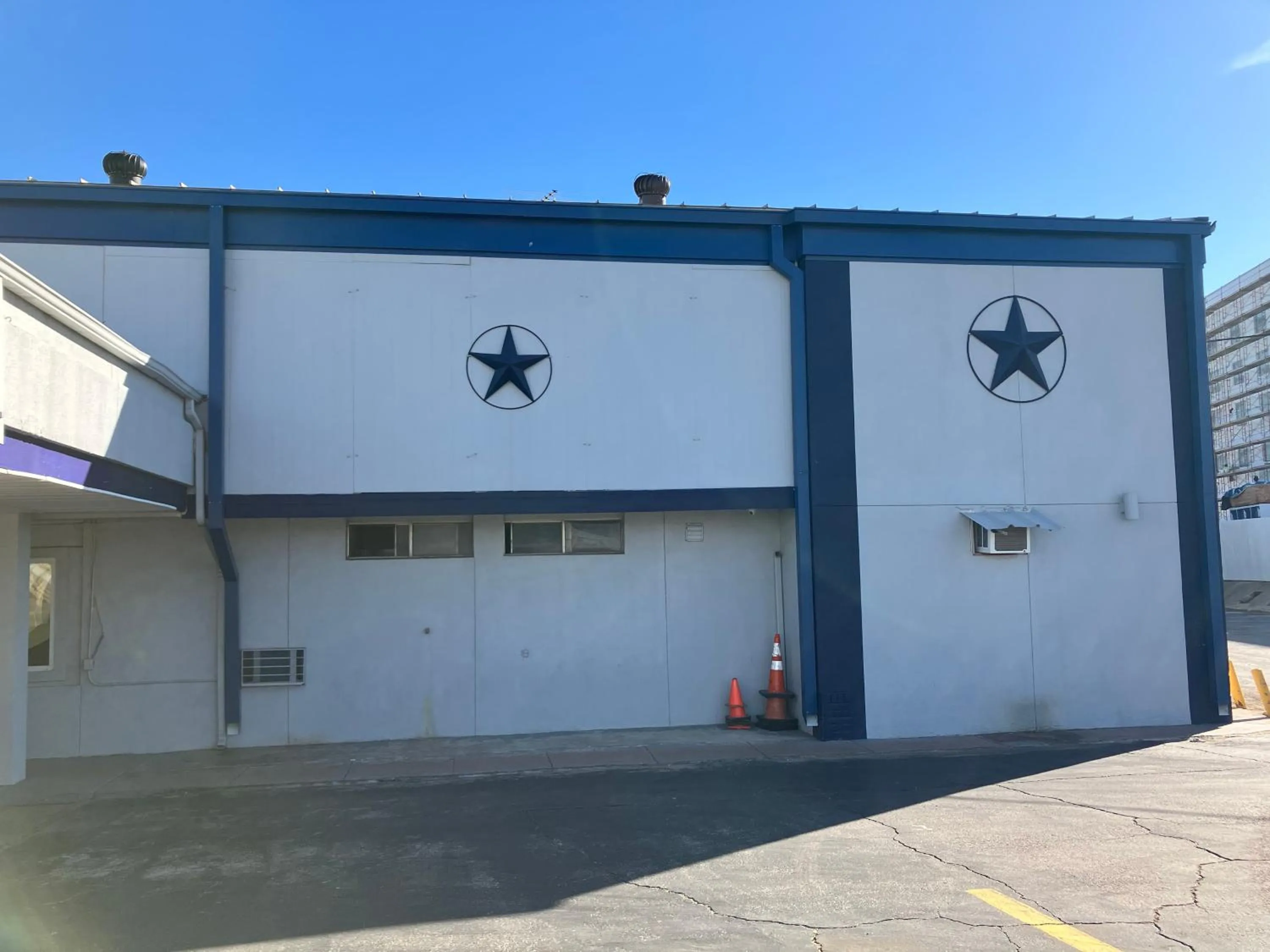 Property building in Budget Host Inn