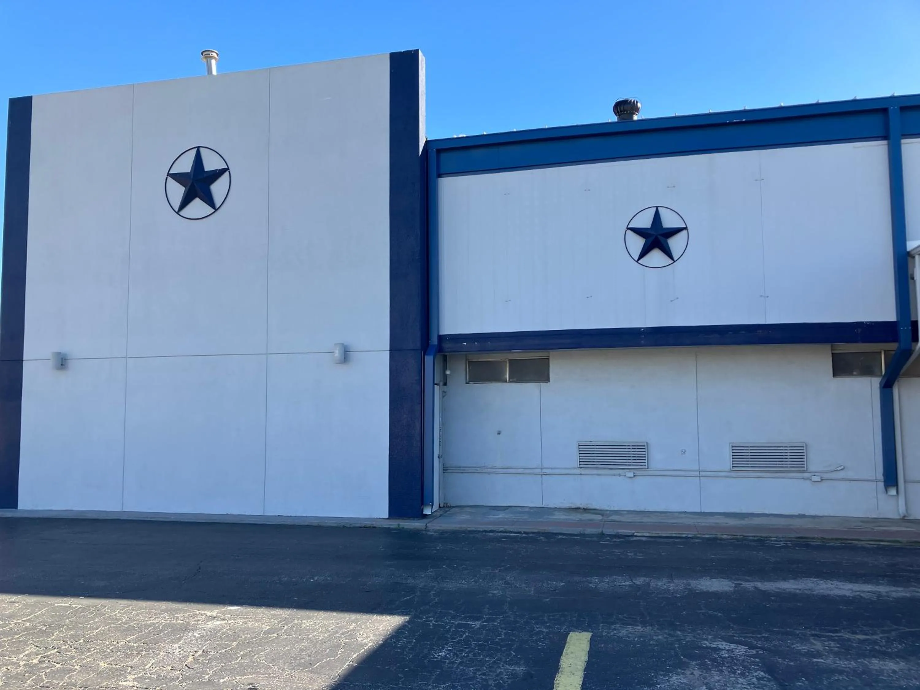 Property building in Budget Host Inn