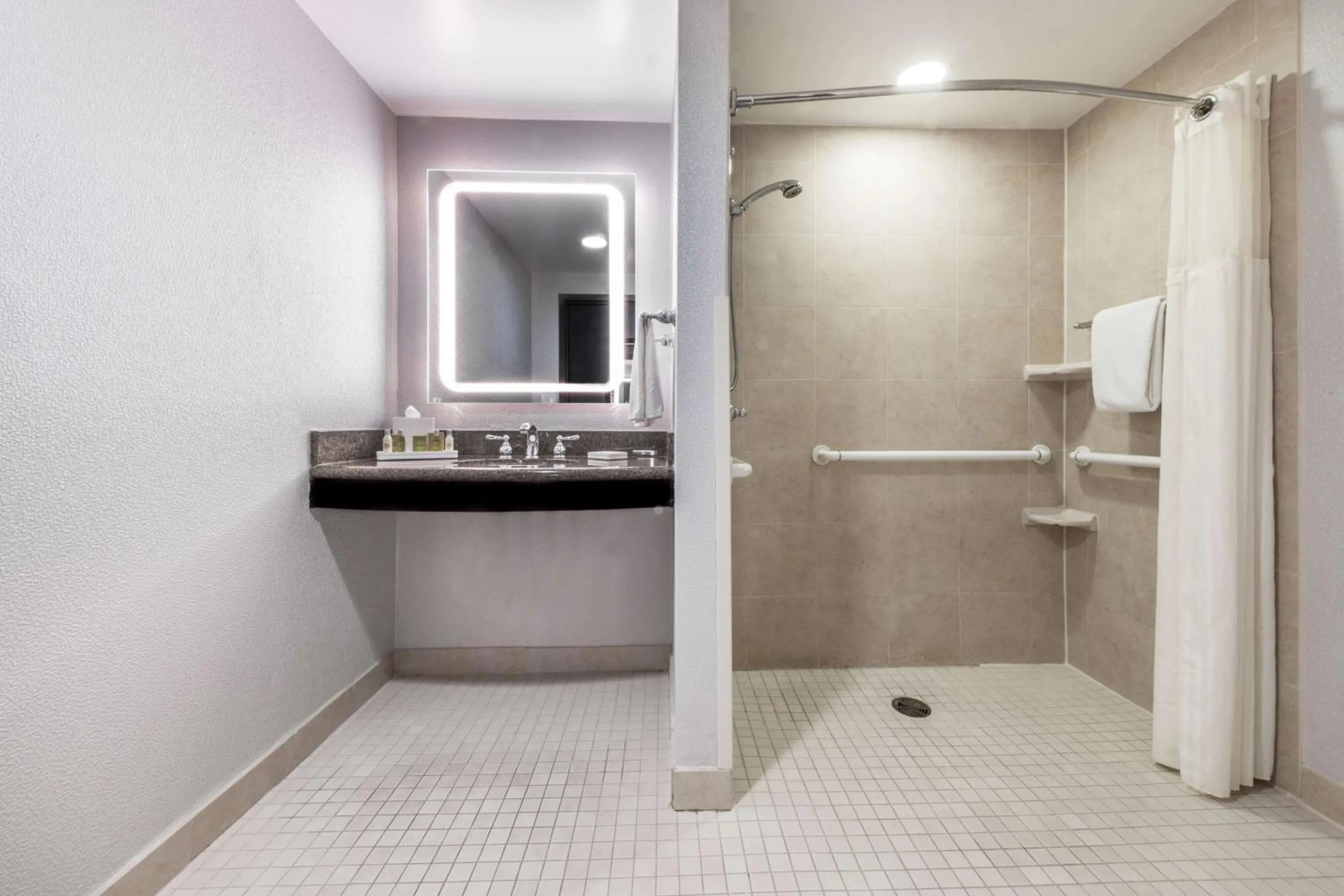 Bathroom in DoubleTree by Hilton Newark Penn Station, NJ