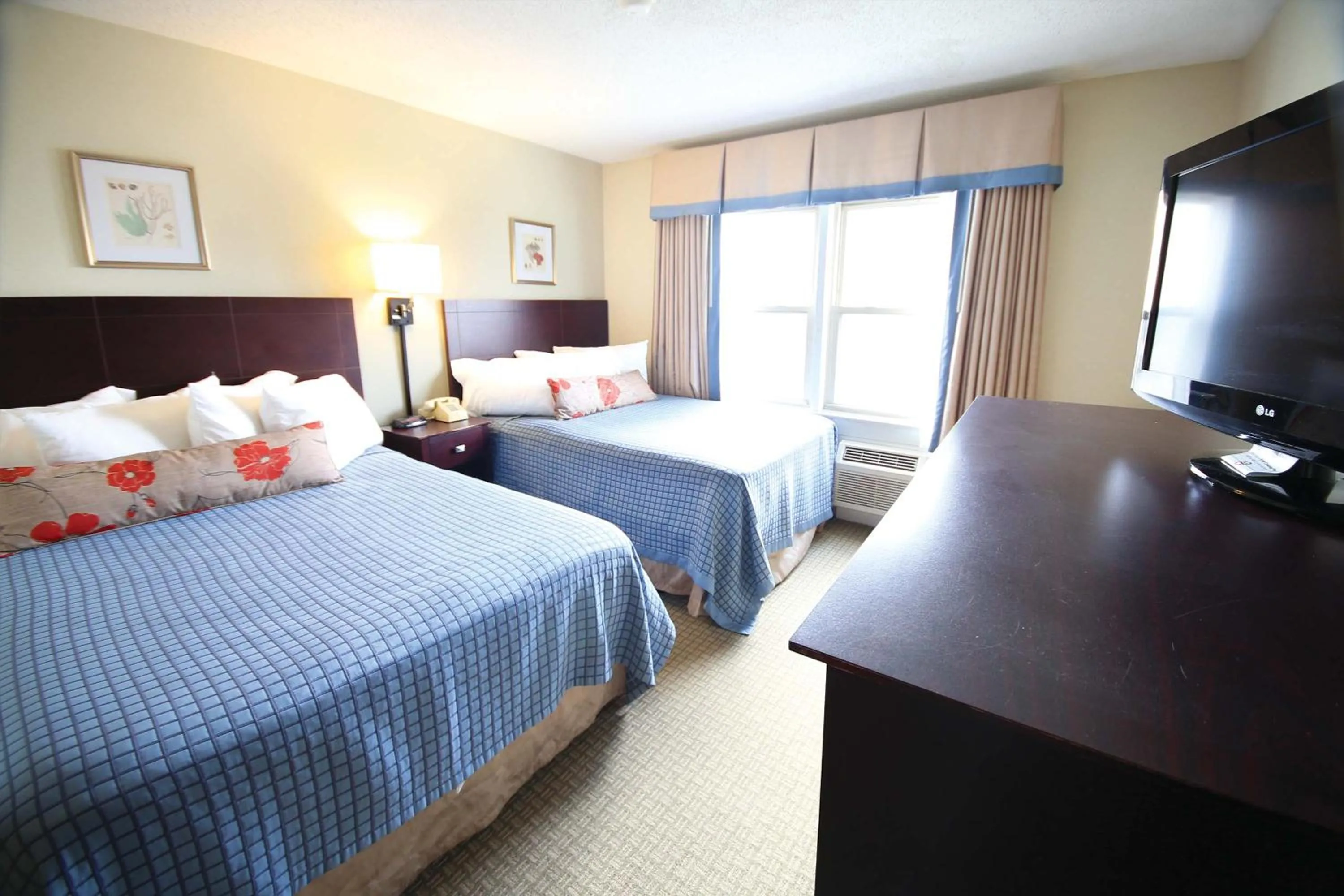 Photo of the whole room, Bed in Harrison Hall Hotel