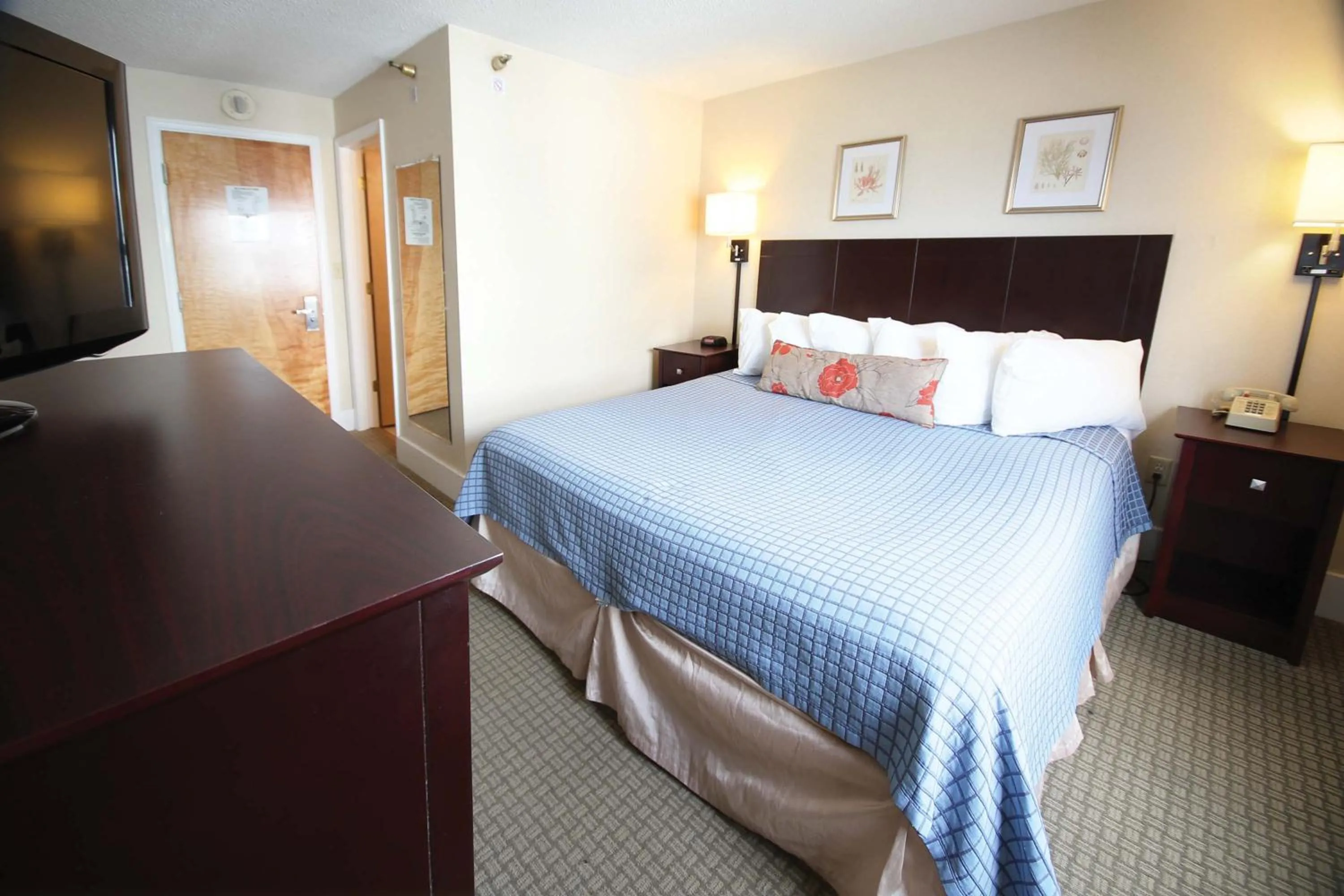 Photo of the whole room, Bed in Harrison Hall Hotel