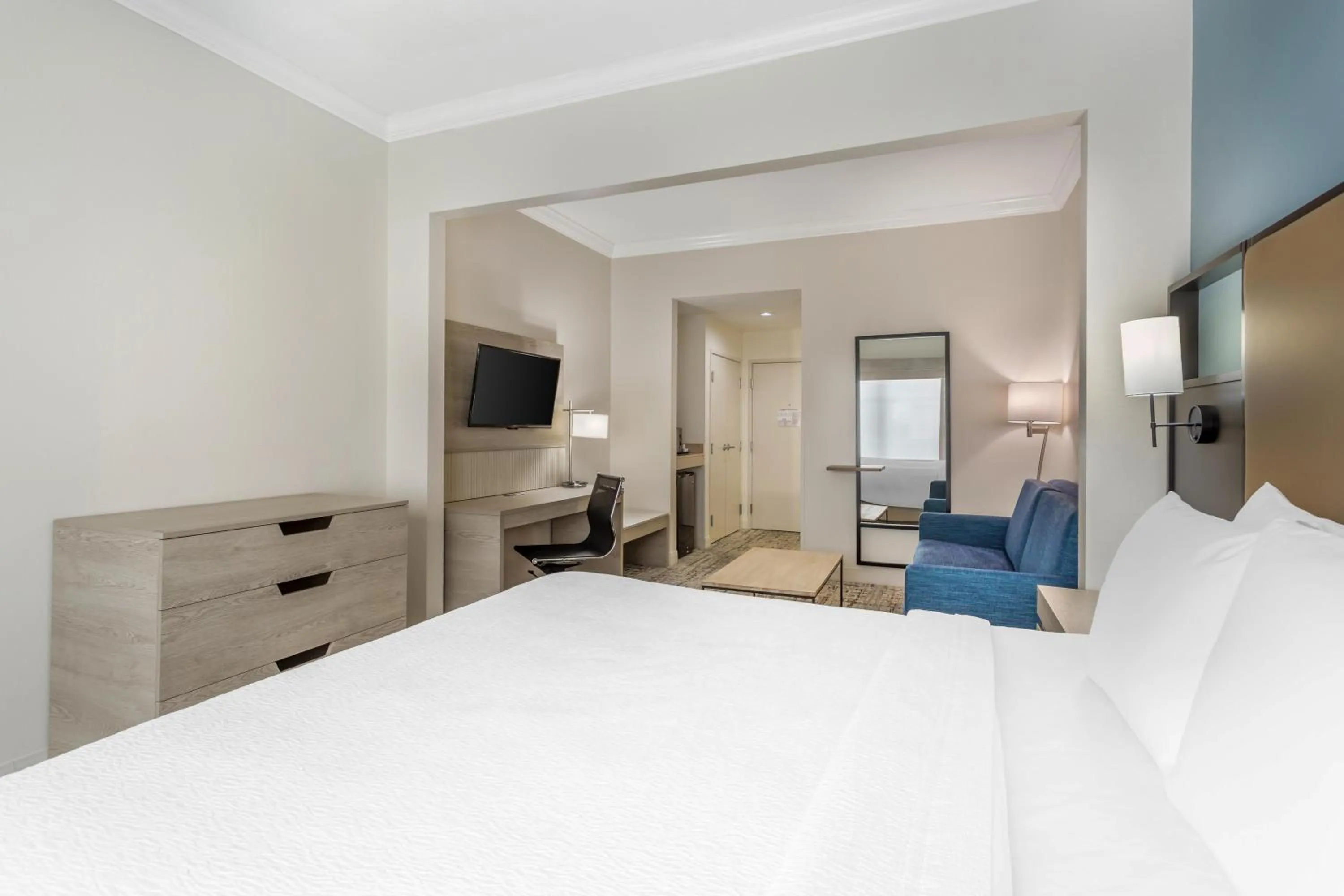 Photo of the whole room, Bed in Best Western Plus Airport Inn & Suites