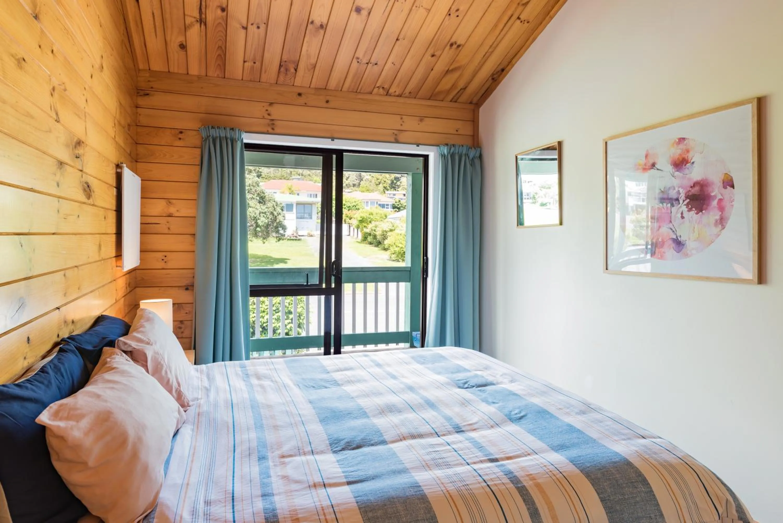 Bed in Bay of Islands Lodge