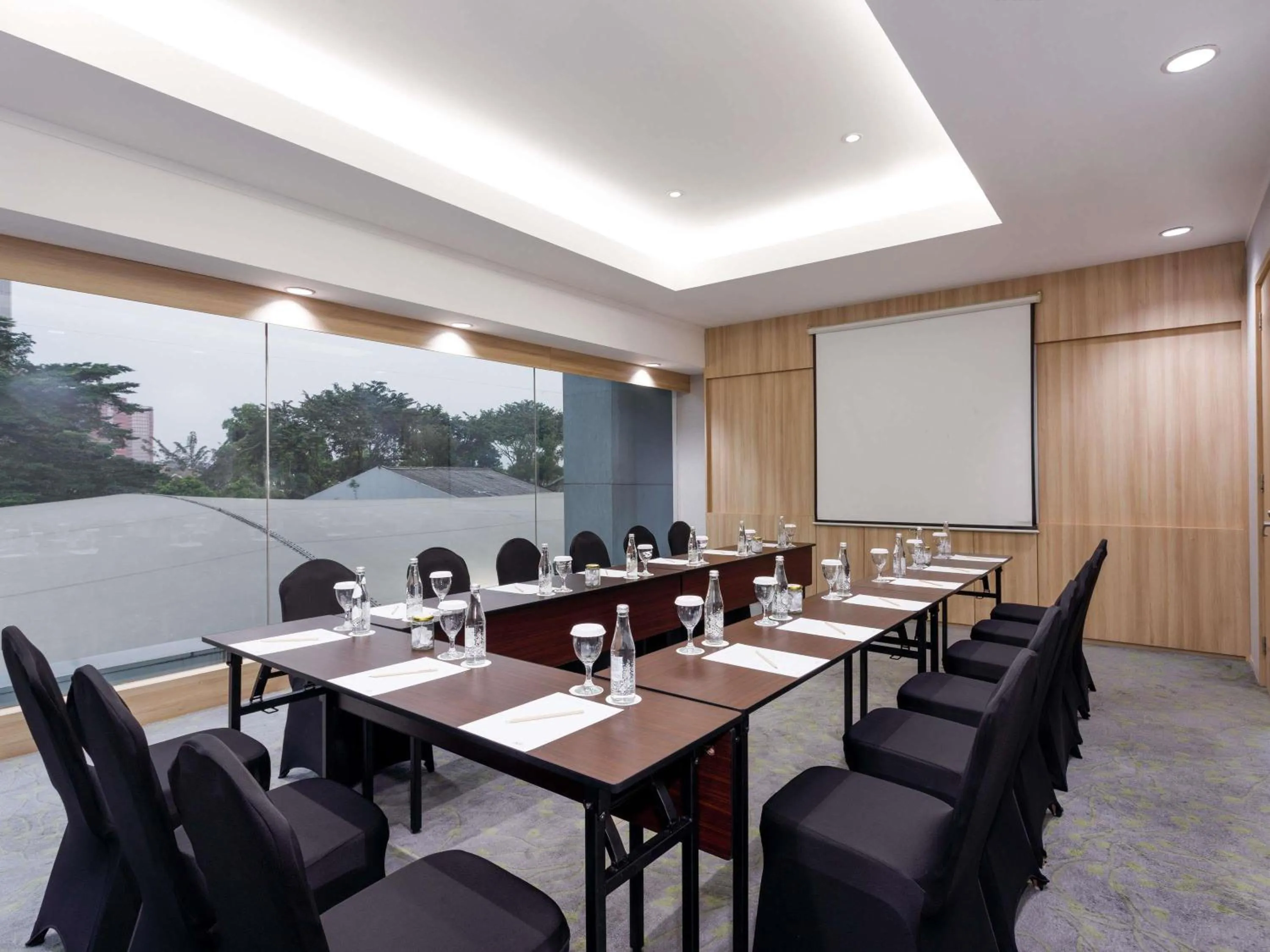 Meeting/conference room in Mercure Jakarta Simatupang