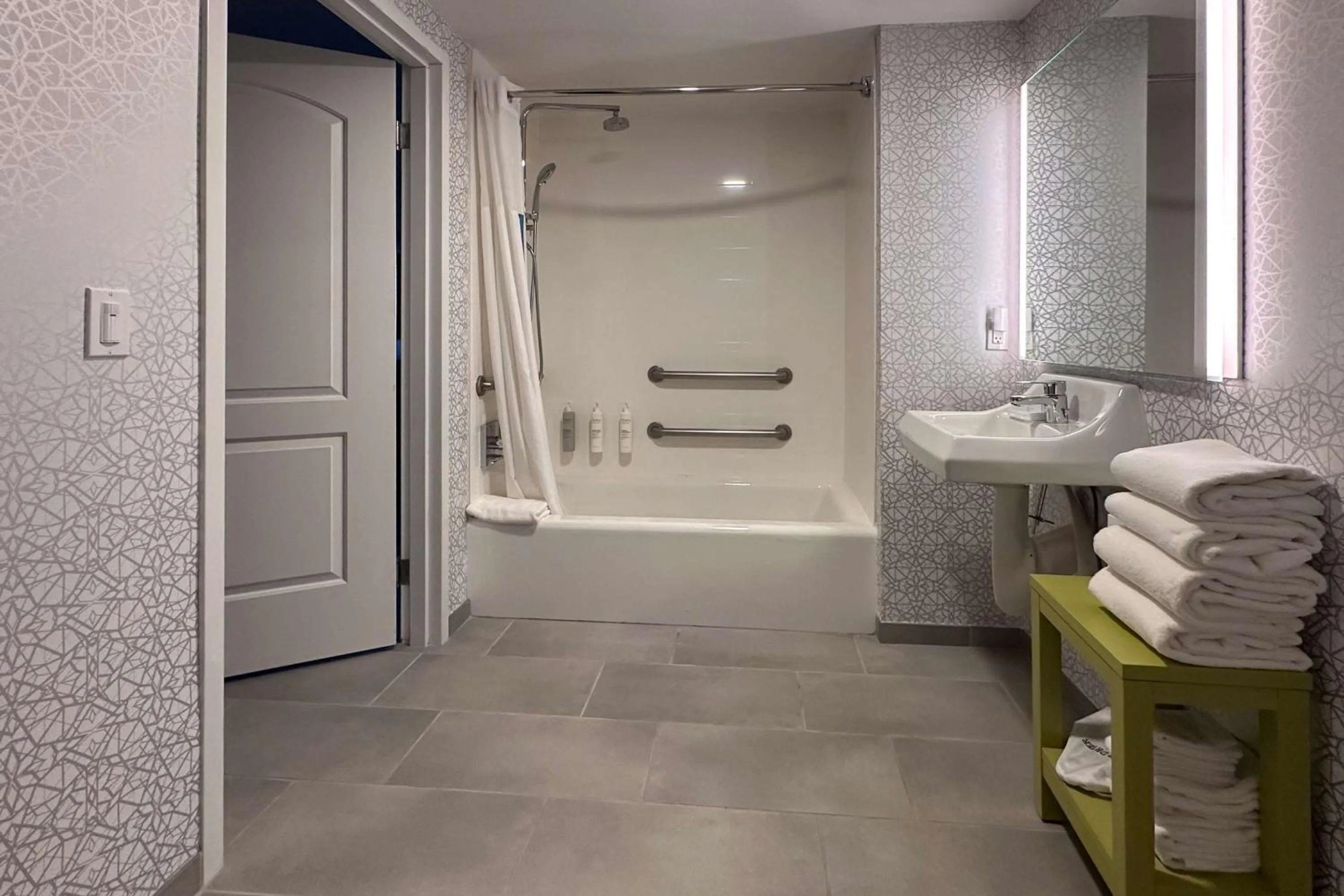 Bathroom in Hampton Inn Milpitas