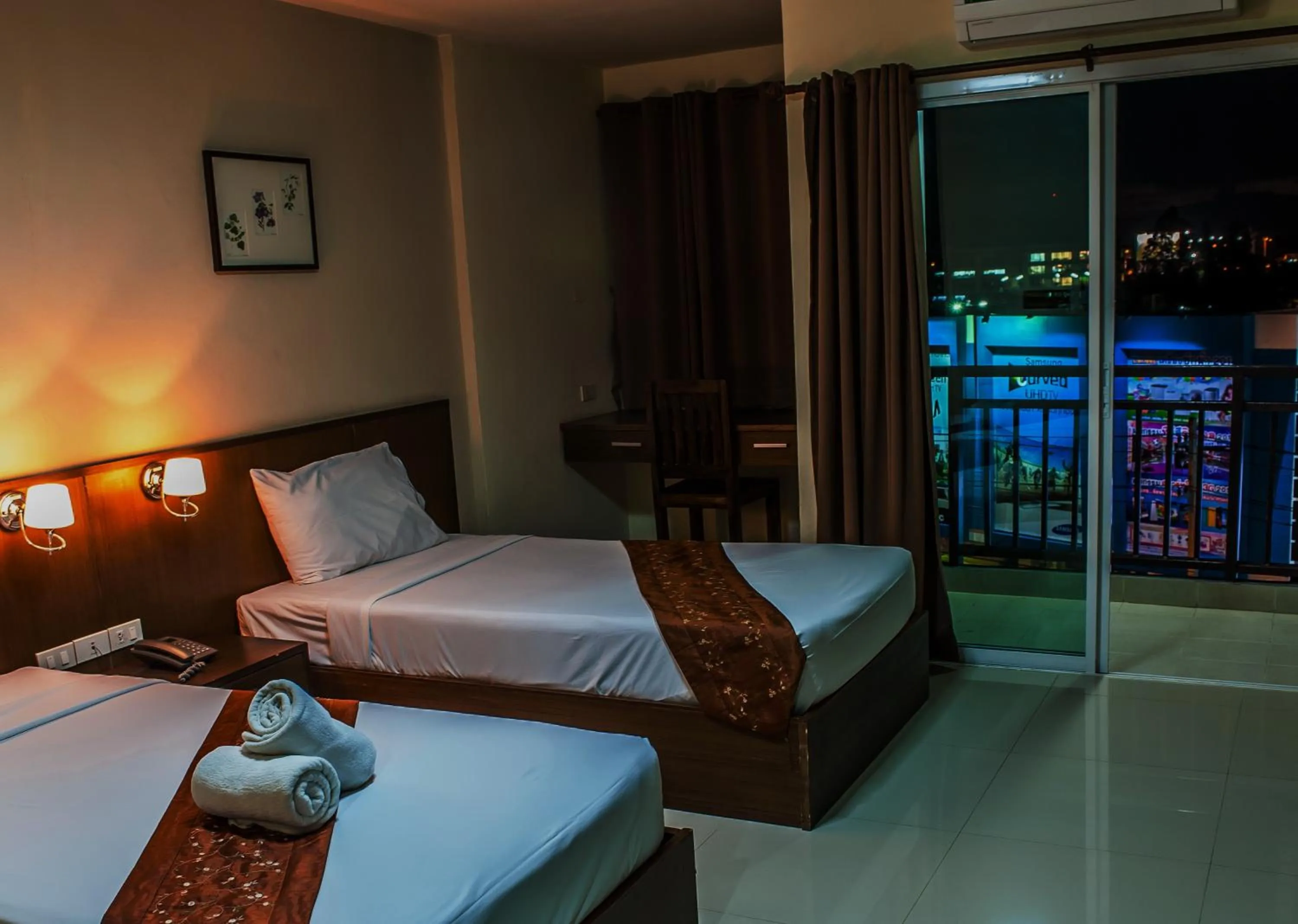 Bedroom, Bed in Airport Resident