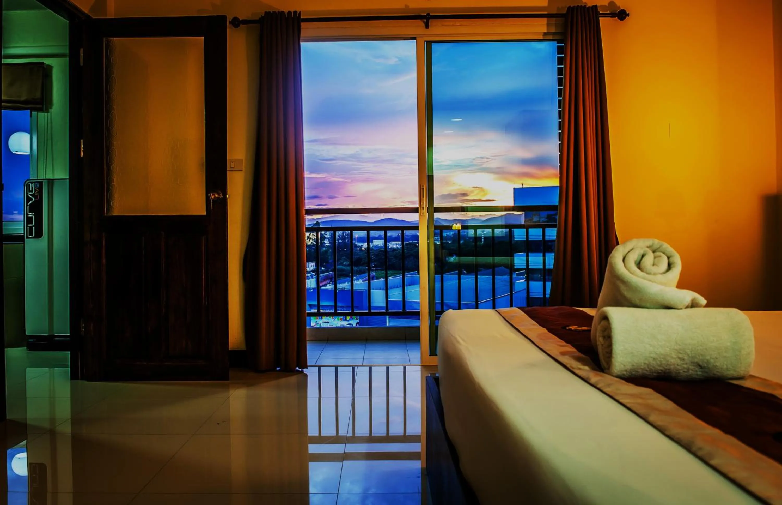 Living room, Bed in Airport Resident