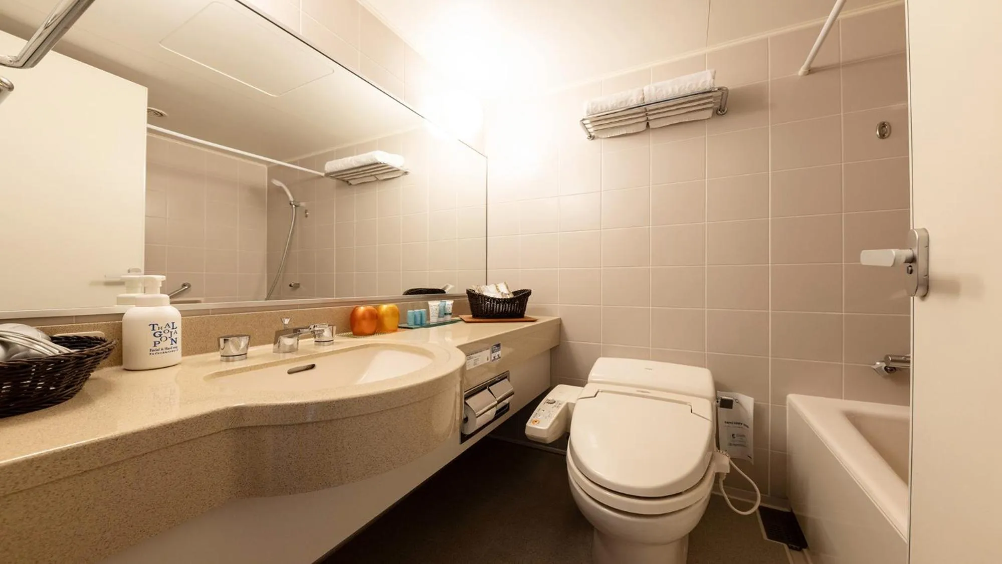 Toilet in Satoyama Auberge & Hot Spring Wellness Spa Sakuragaike Kurgarden