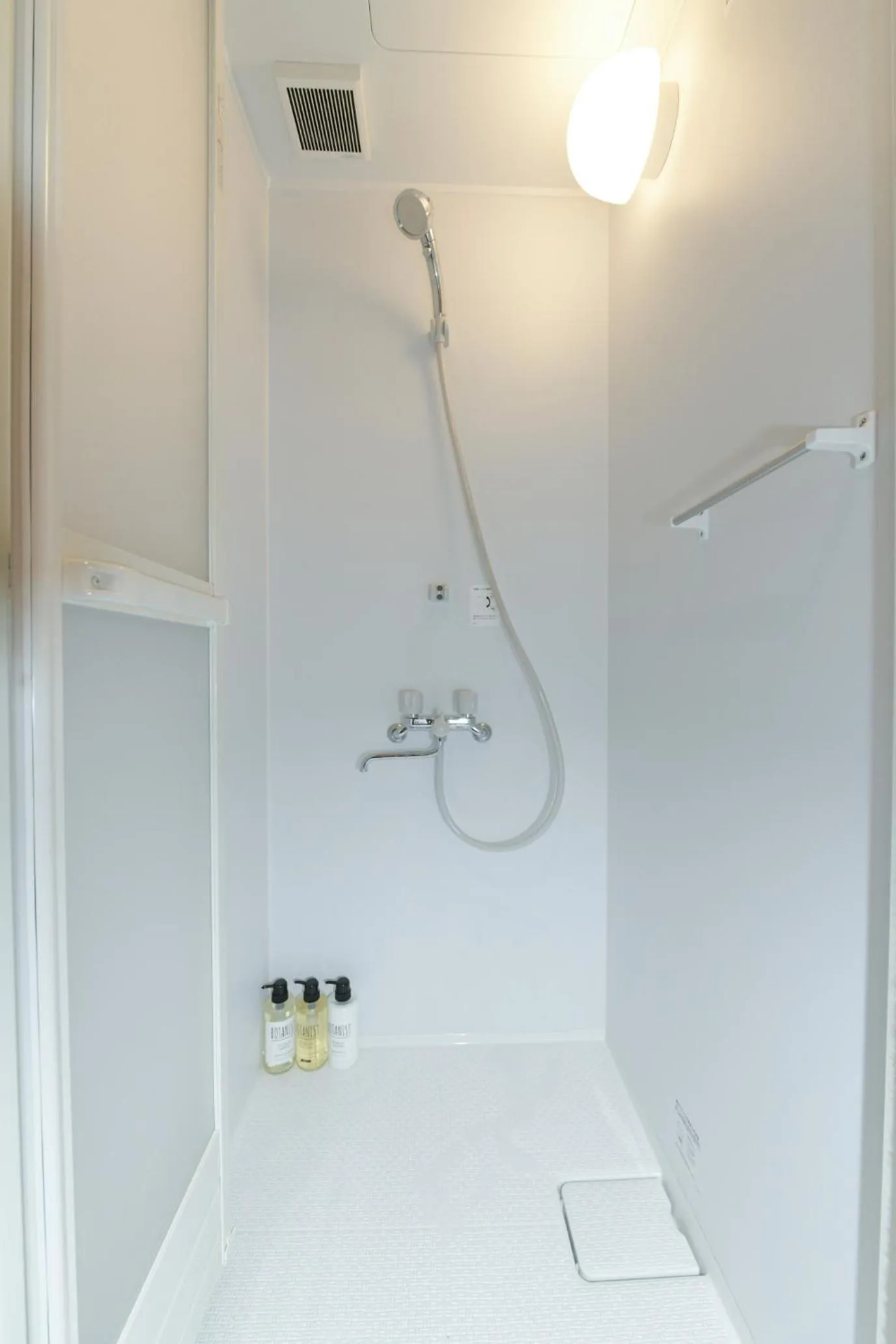 Shower in bnb+ Asakusa Kuramae