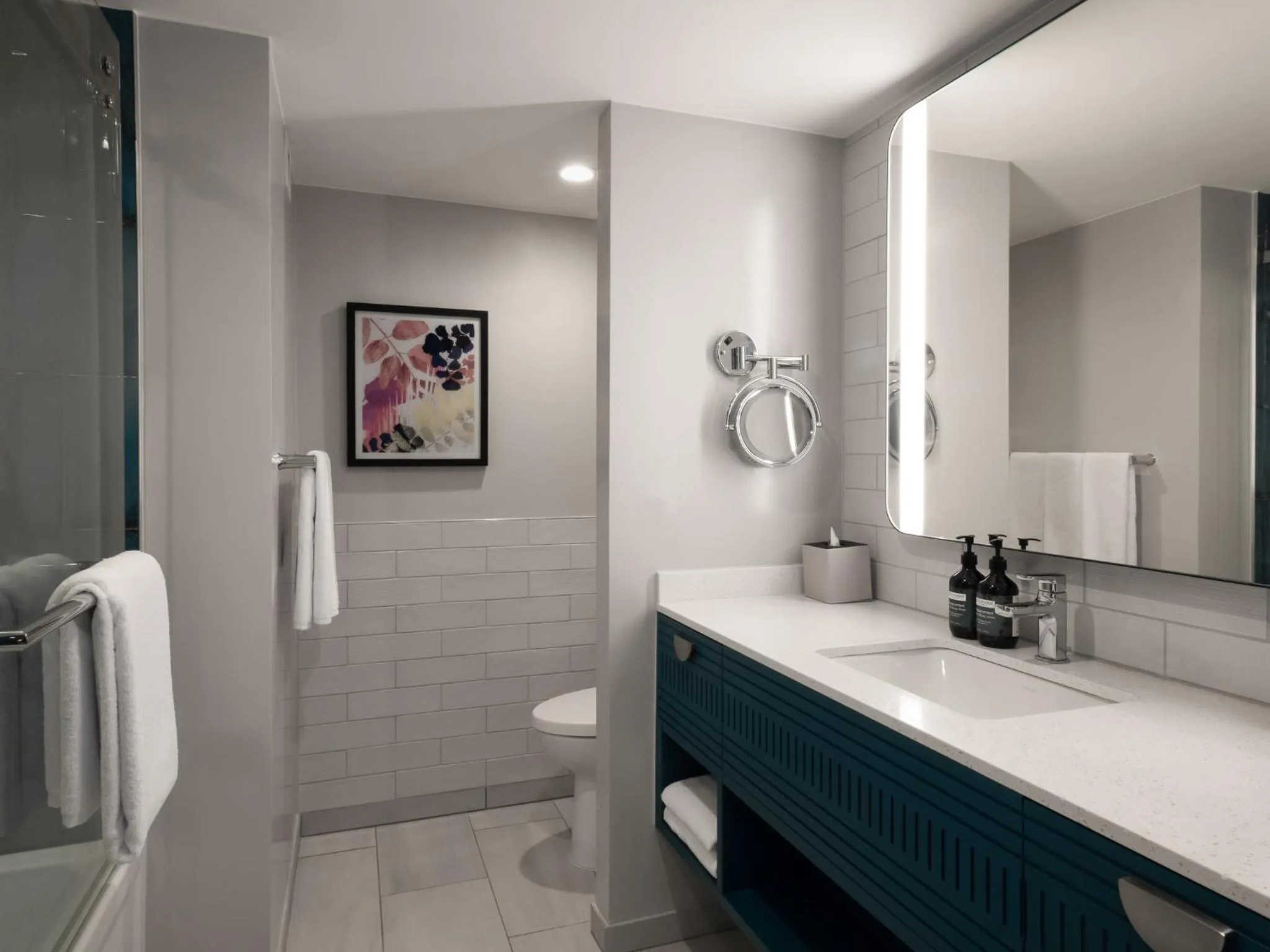 Shower in Crowne Plaza Resort Guam