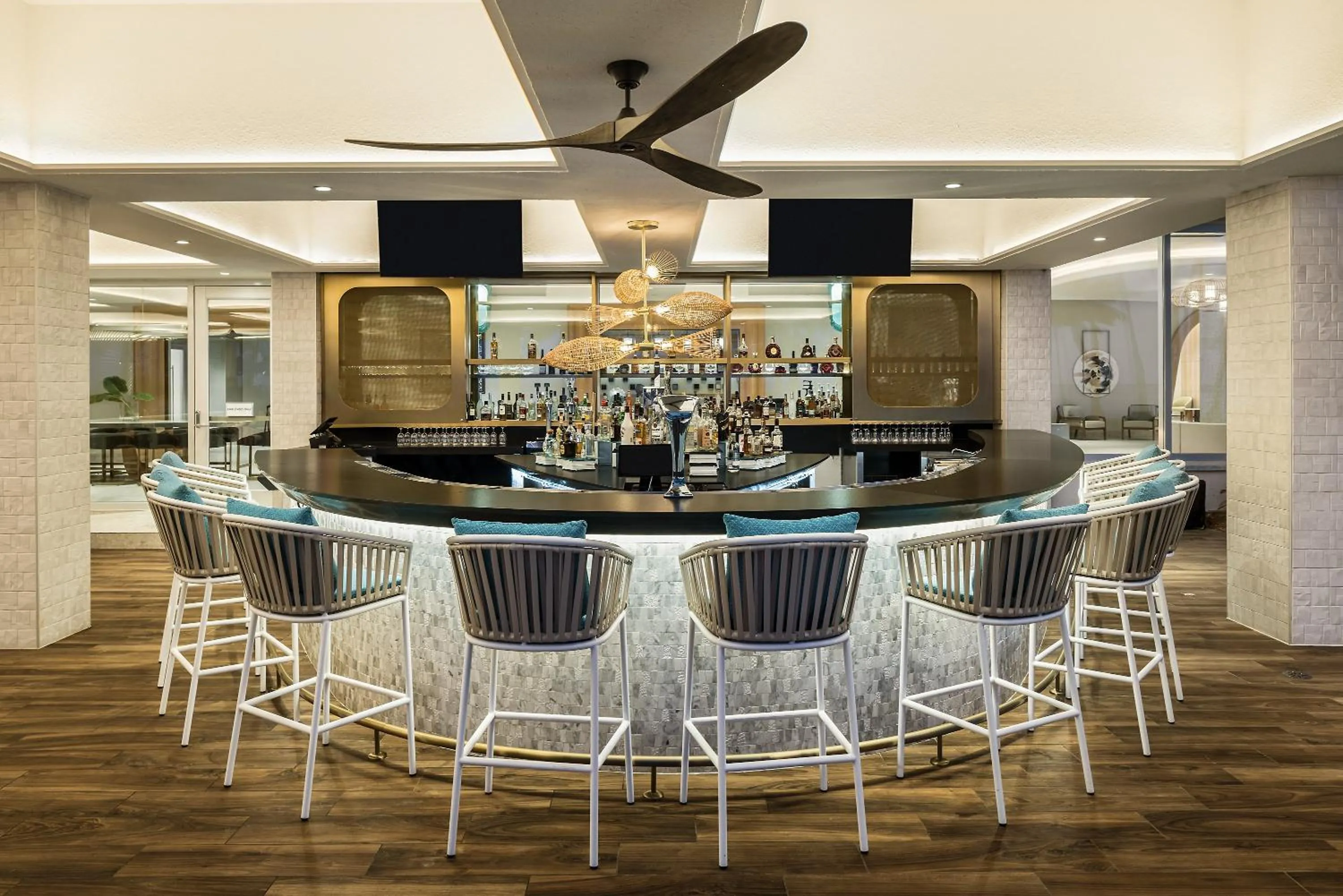Lounge or bar in Crowne Plaza Resort Guam