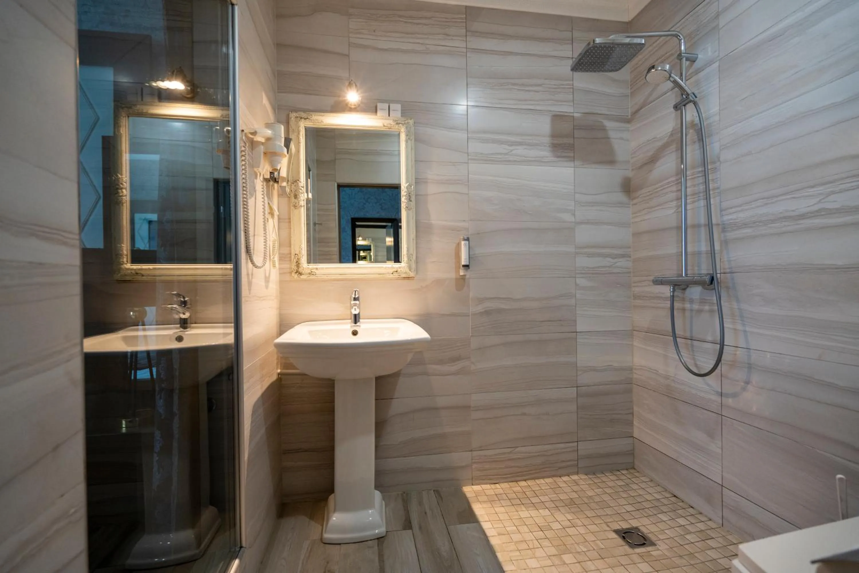 Shower in Castle Spa Wagenküll