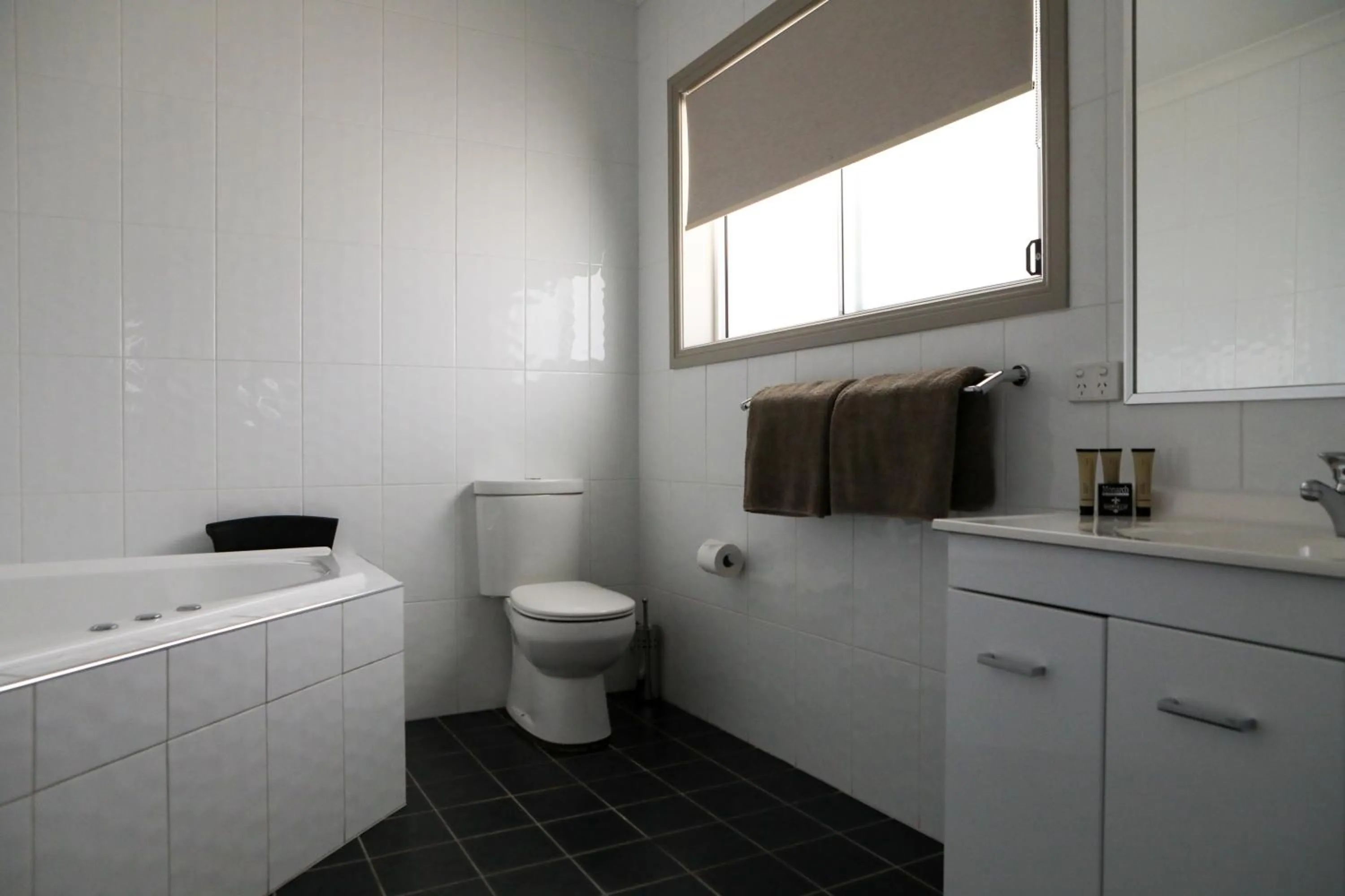 Shower in Akuna Motor Inn and Apartments