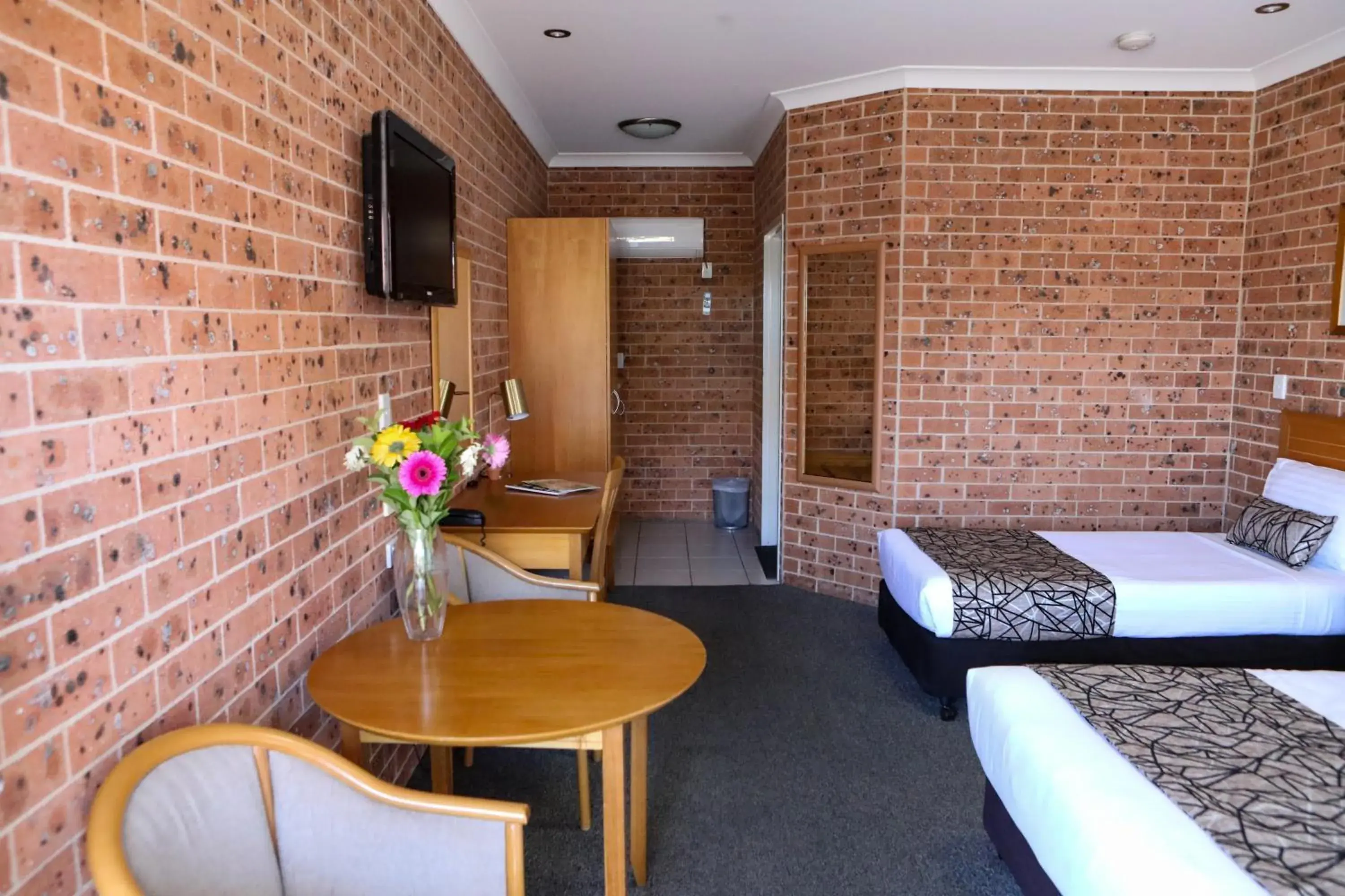 Deluxe Queen Room in Akuna Motor Inn and Apartments Deluxe Queen Room in Akuna Motor Inn and Apartments