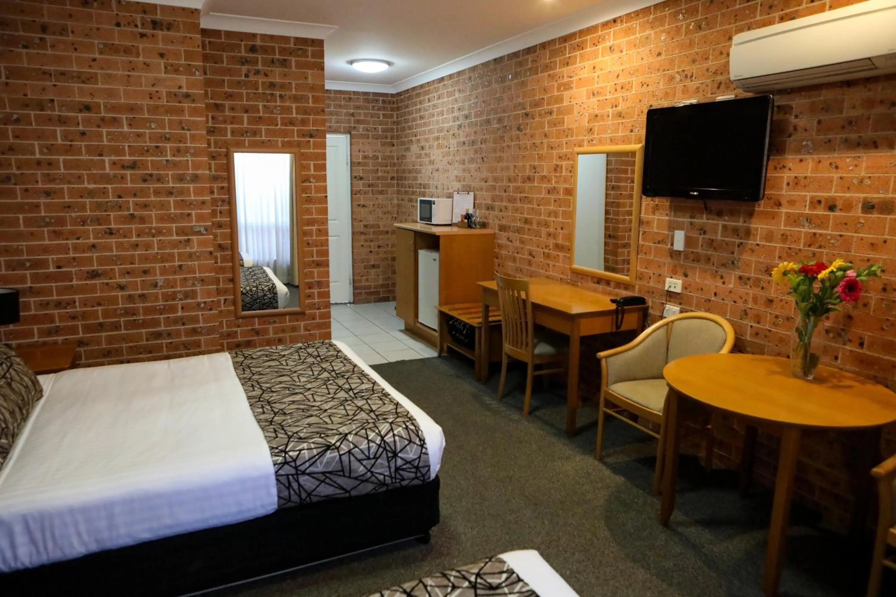 TV and multimedia, Bed in Akuna Motor Inn and Apartments