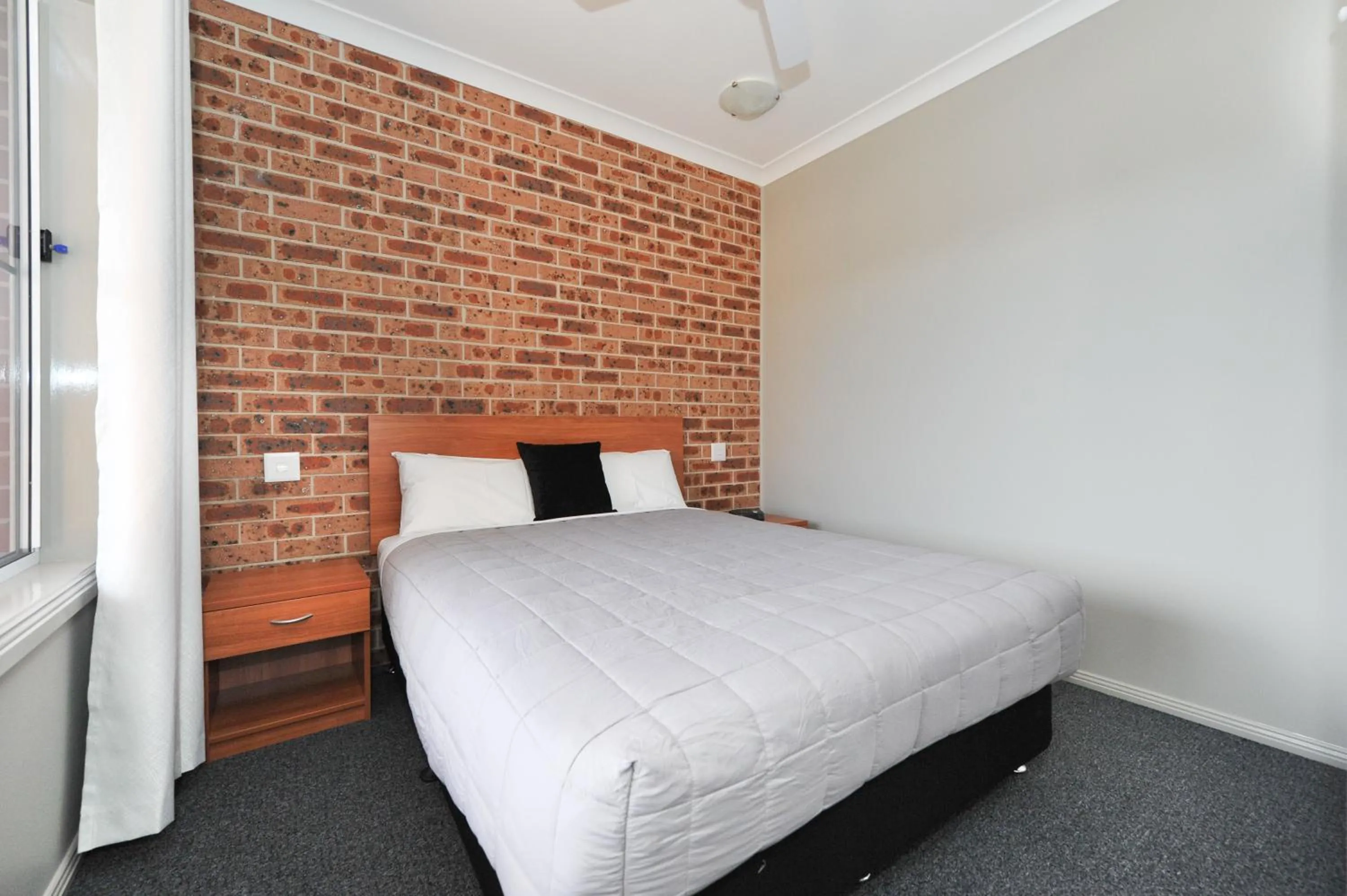 Bedroom, Bed in Akuna Motor Inn and Apartments