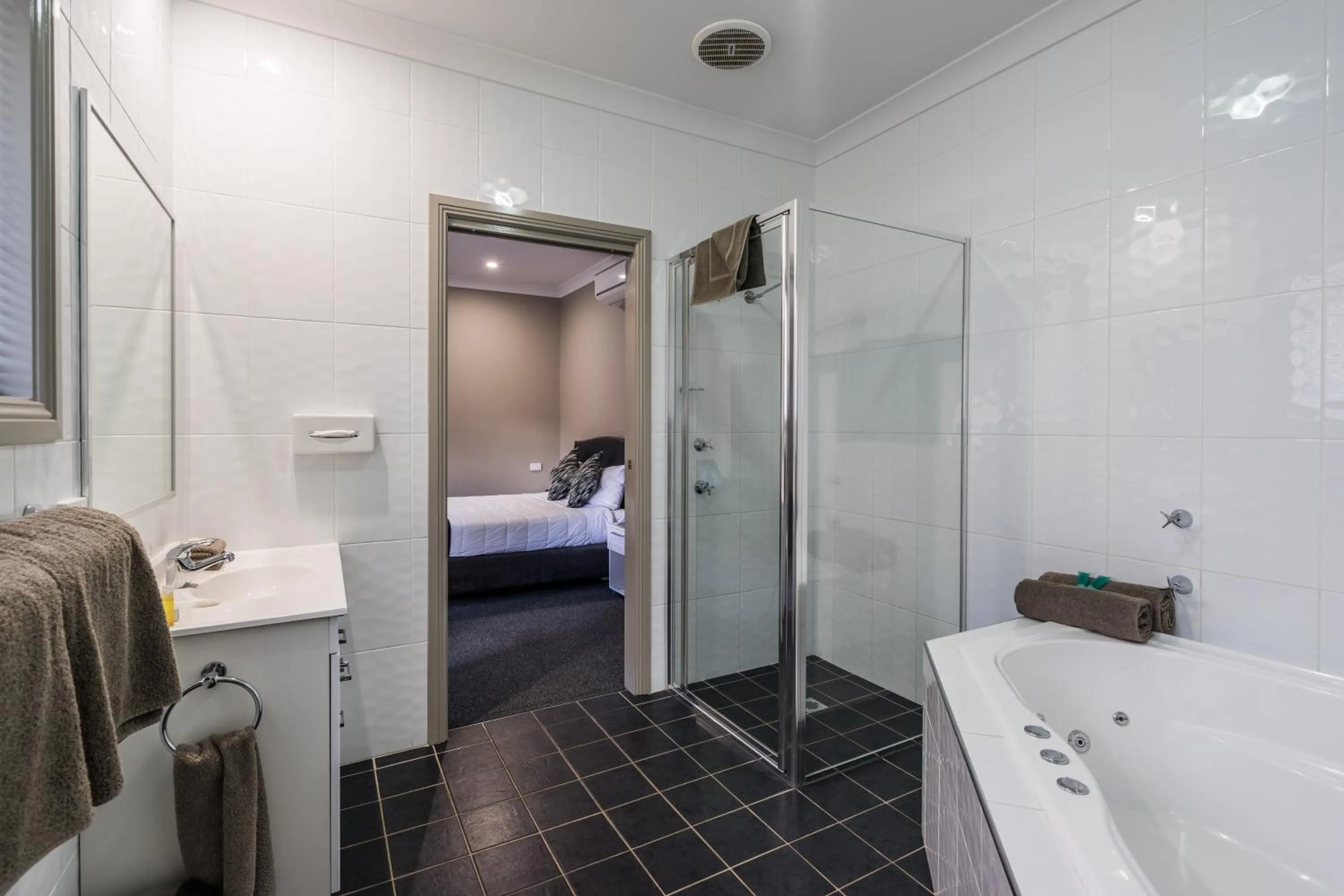 Bathroom, Bed in Akuna Motor Inn and Apartments