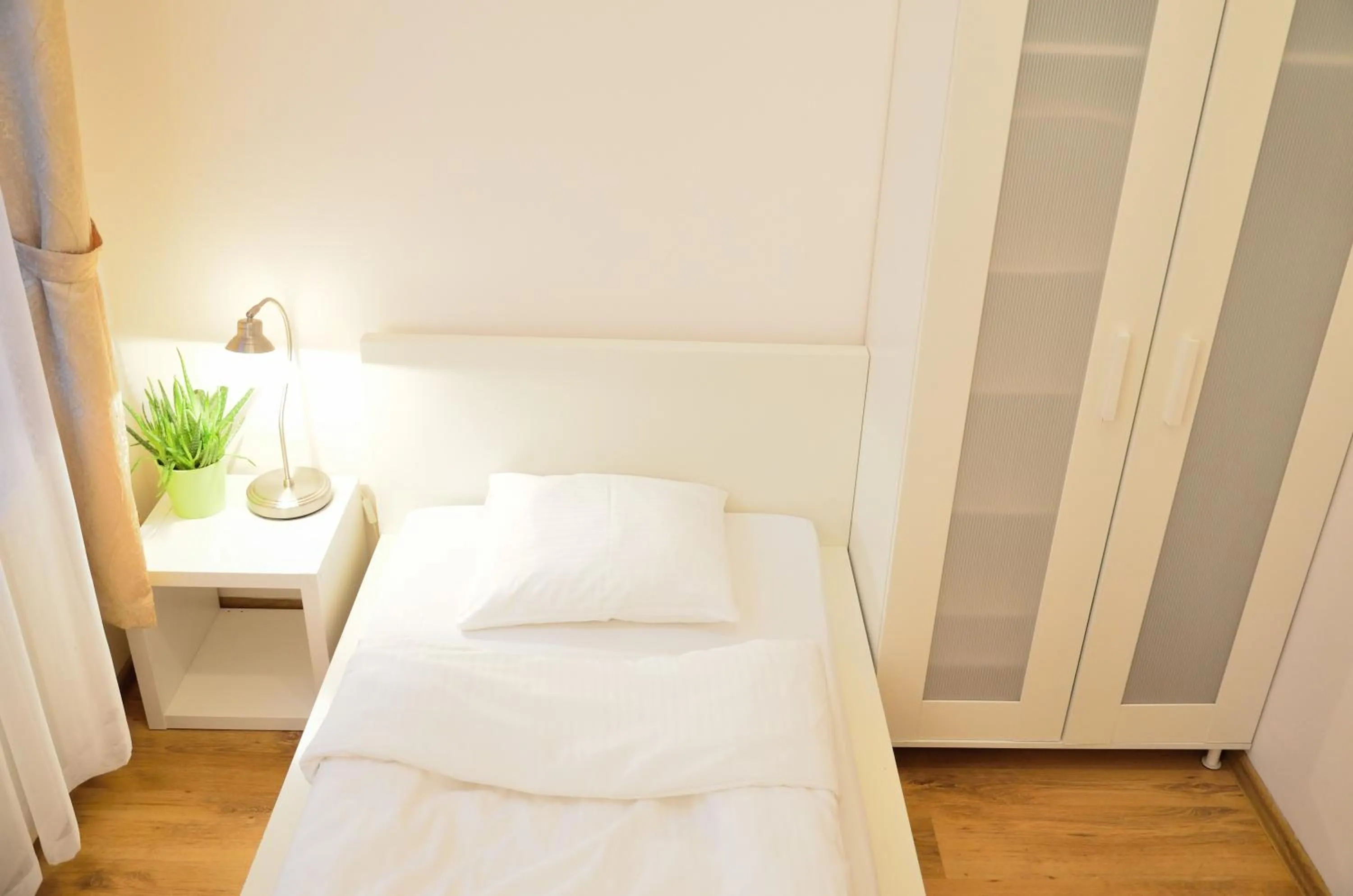 Photo of the whole room, Bed in WenderEDU Business Center