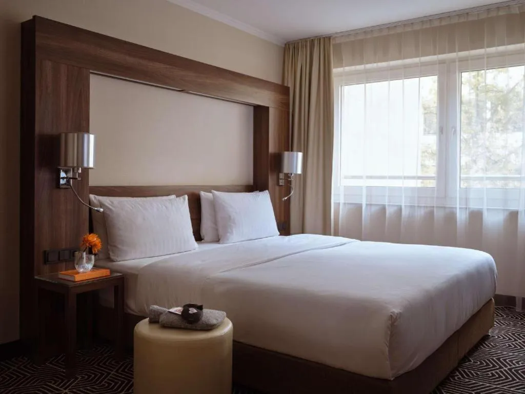 Bed in Flemings Hotel Frankfurt Main-Riverside