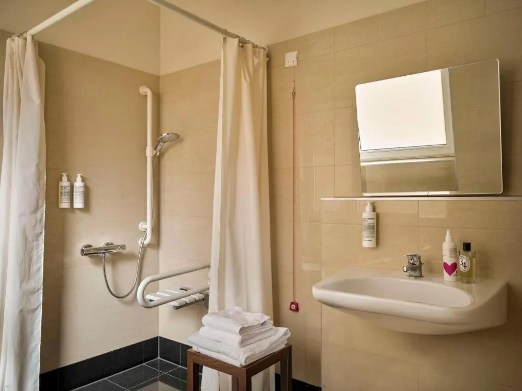 Shower in Flemings Hotel Frankfurt Main-Riverside