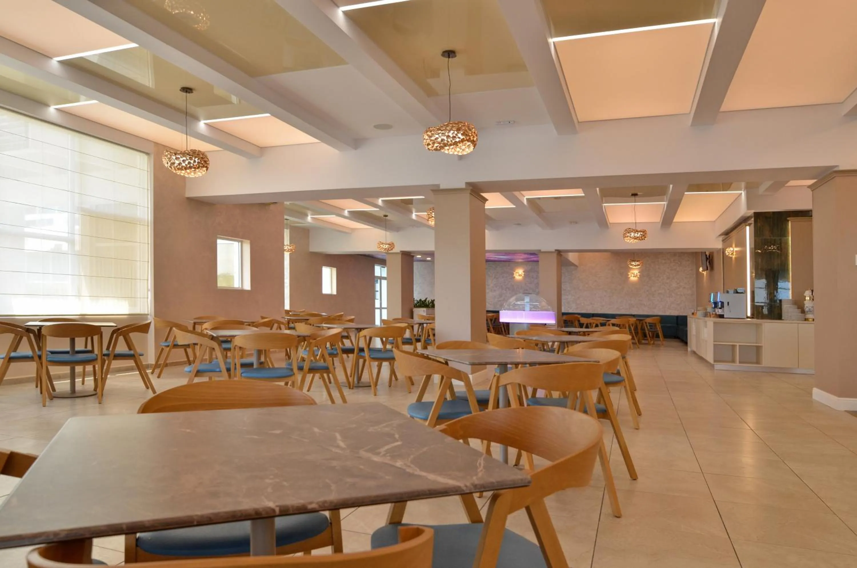 Restaurant/places to eat in Hotel Opal