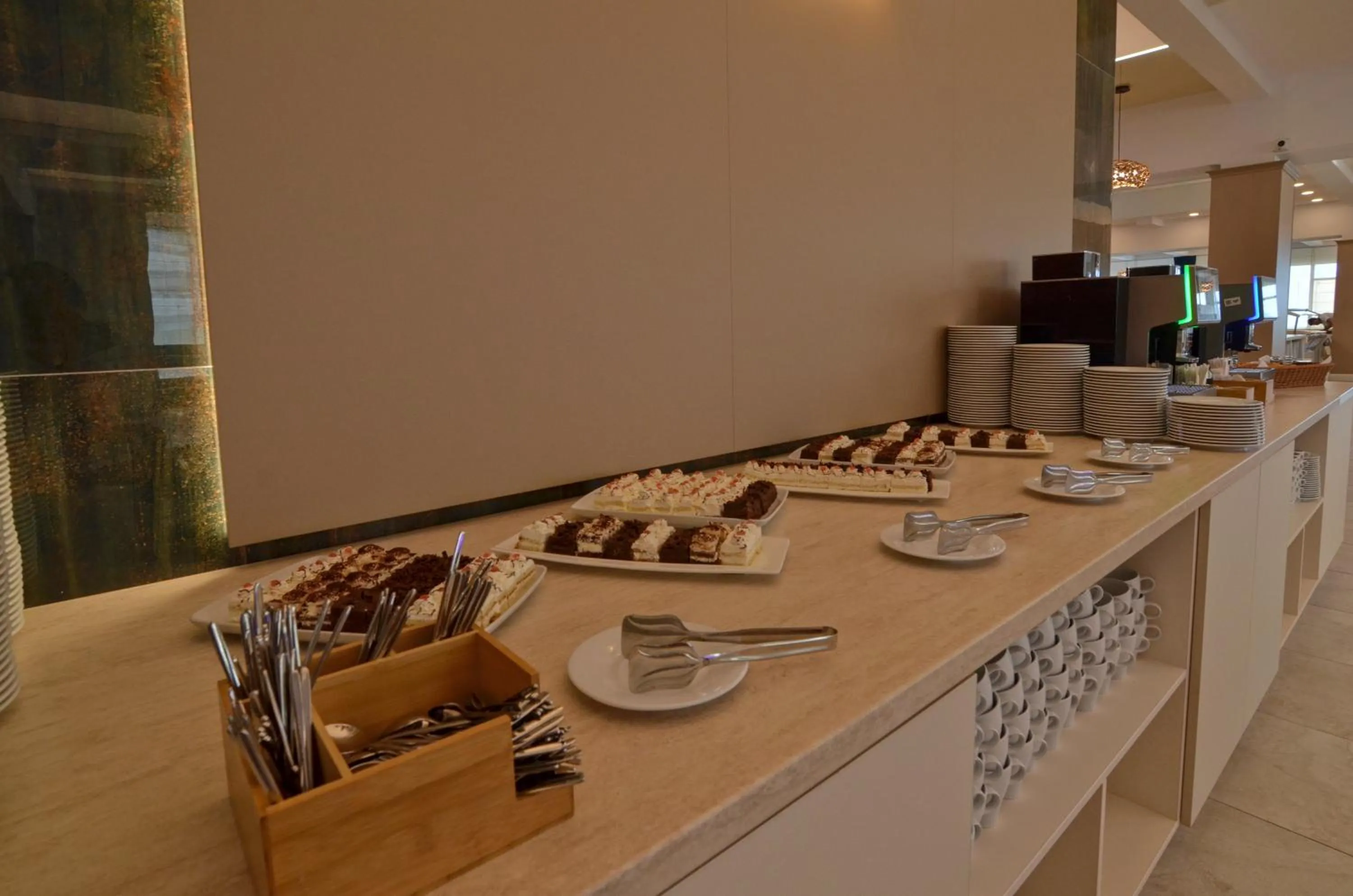 Restaurant/places to eat in Hotel Opal