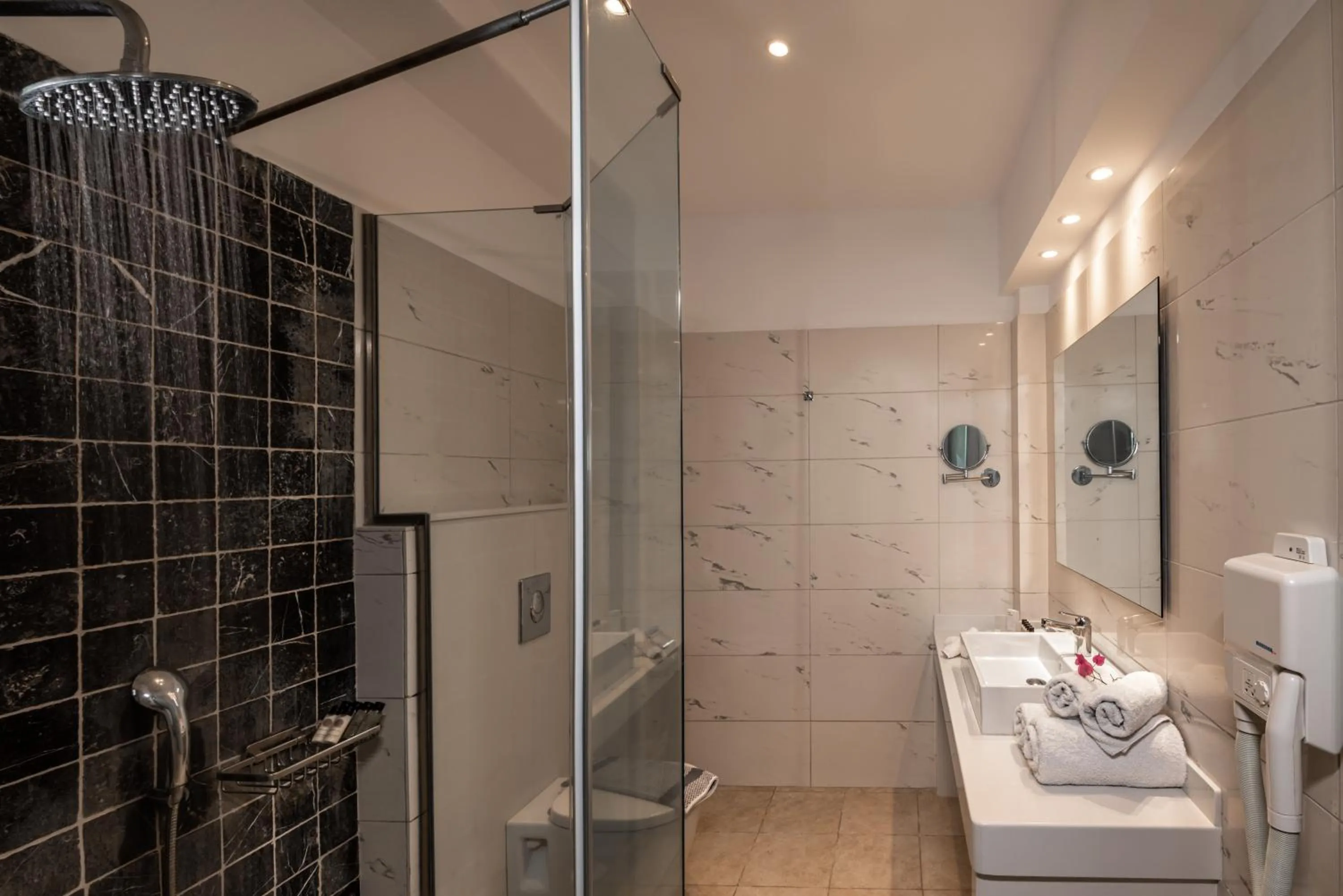 Bathroom in Splendour Hotel and Suites