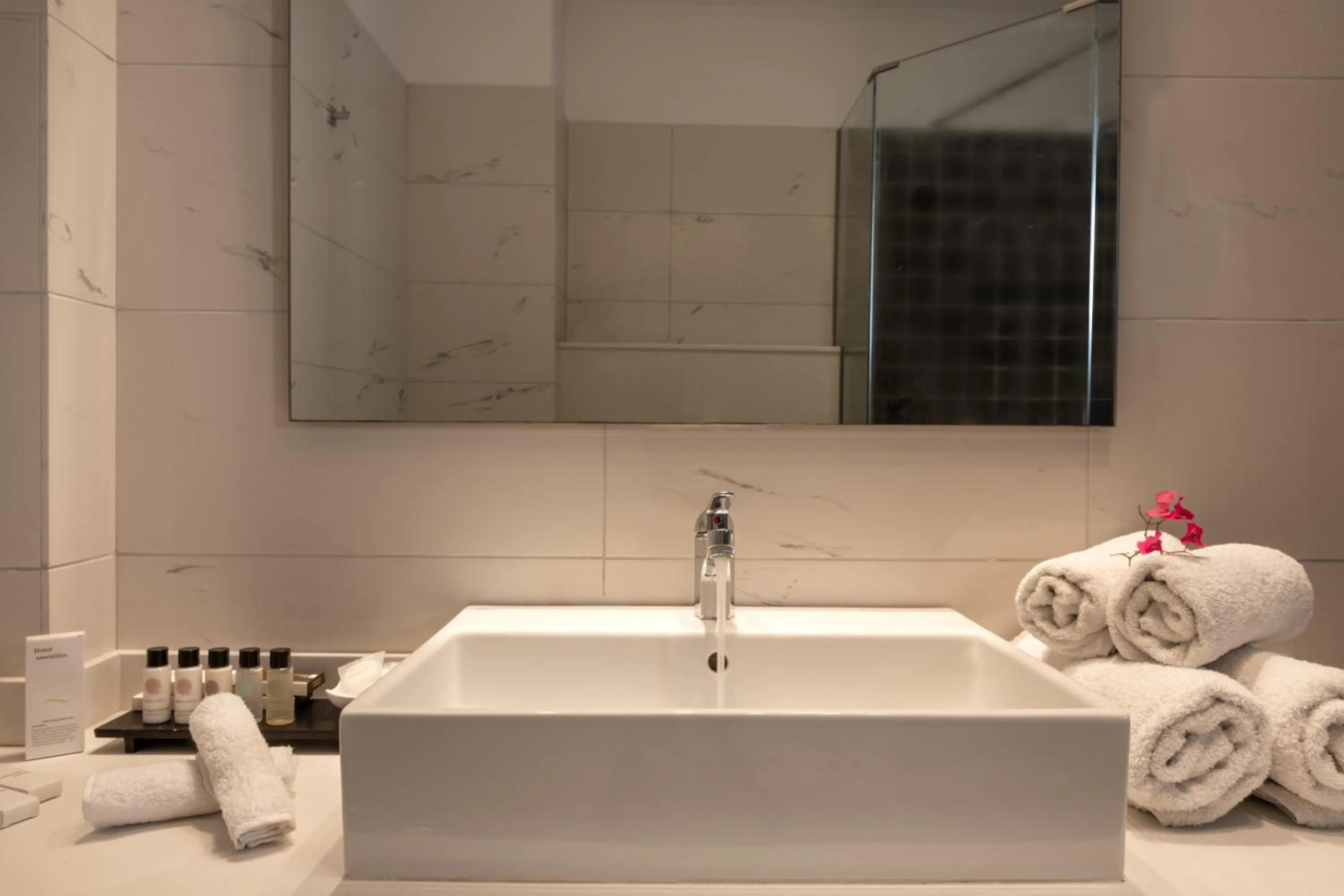 Bathroom in Splendour Hotel and Suites