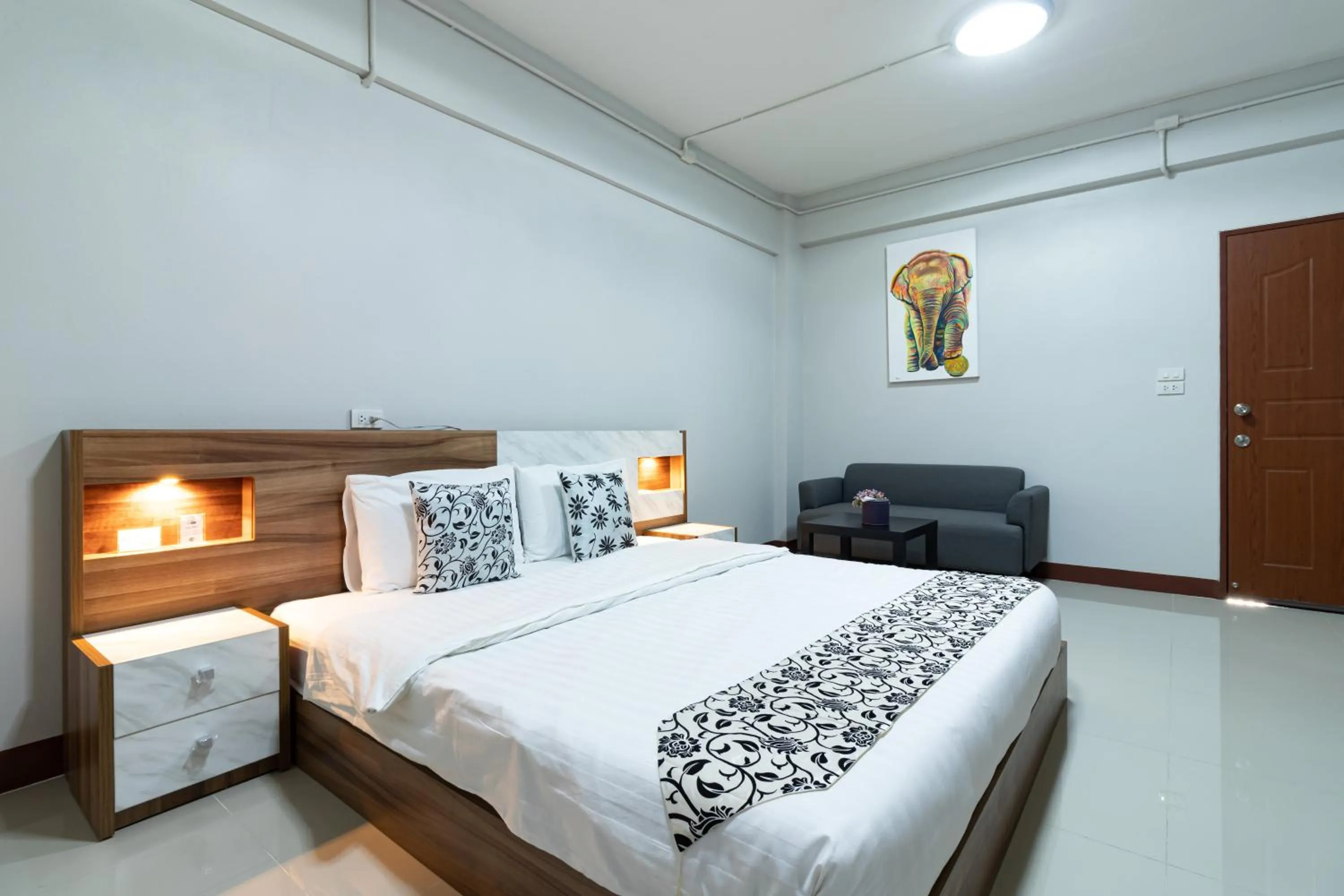 Photo of the whole room, Bed in Tree Place