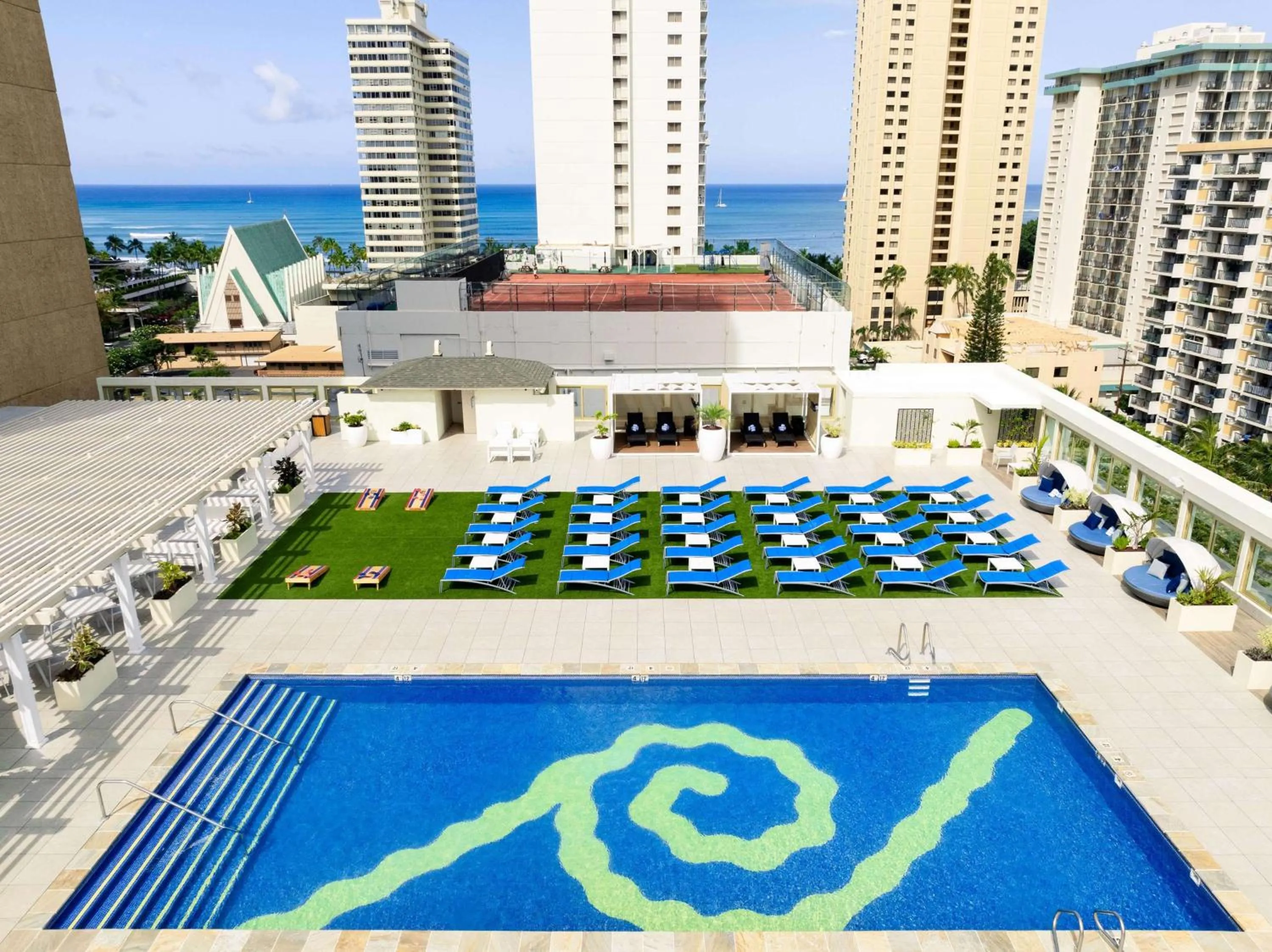 Pool view in Hilton Waikiki Beach Resort & Spa